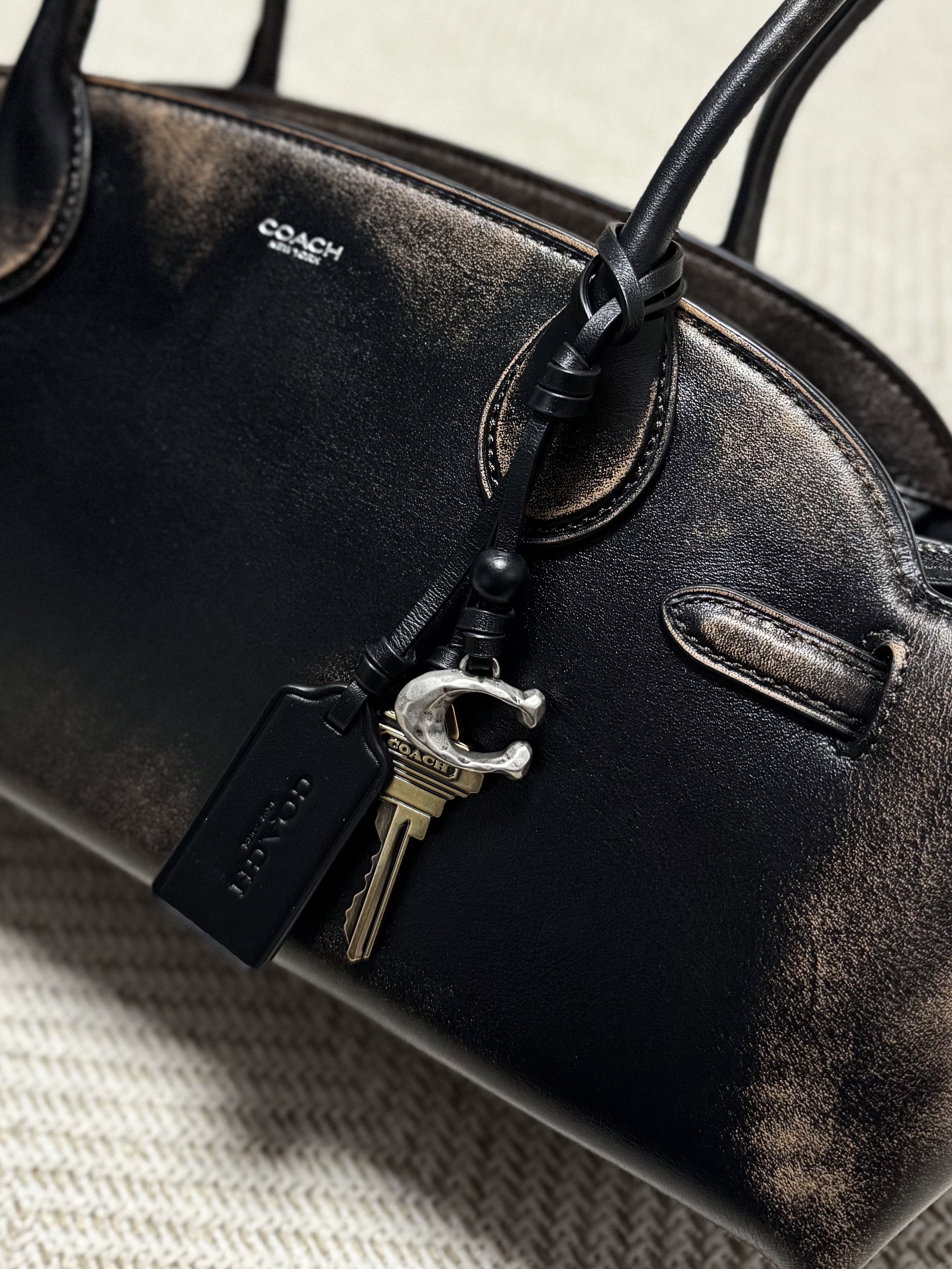 Coach Soft Empire Carryall Bag 40 in Loved Leather Silver Black Brown 착용 스타일 - 2