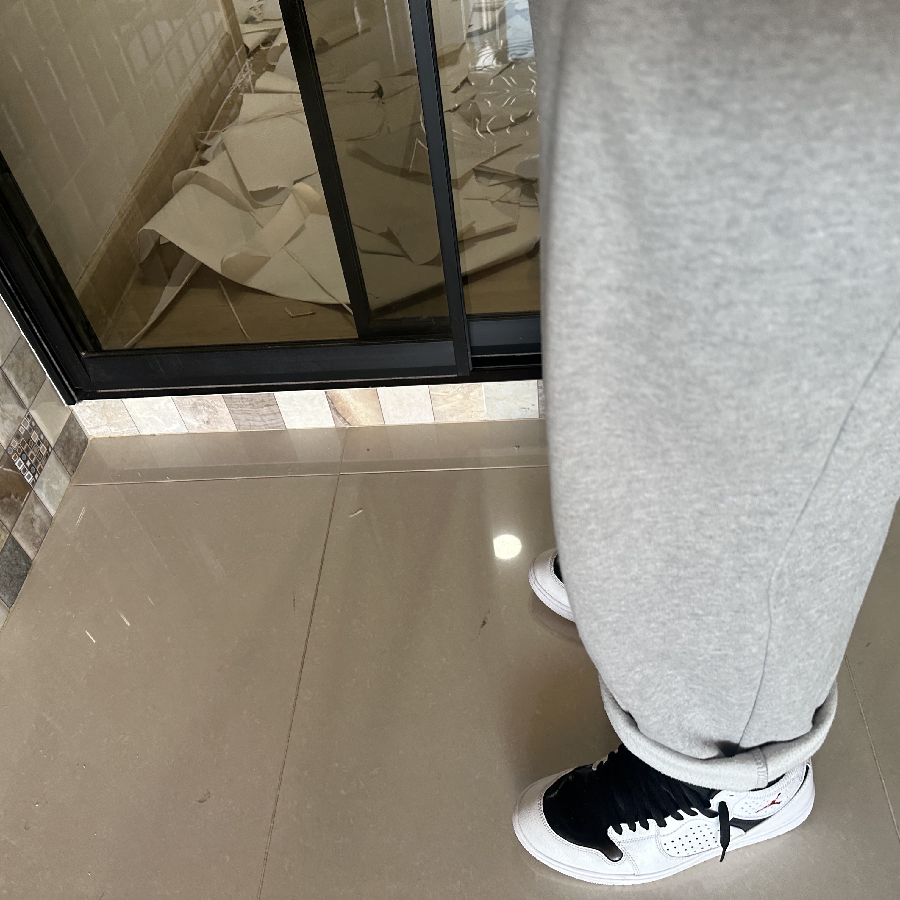 Jordan Access White Gym Red, Nike Kobe Year of Mamba Therma-Fit Basketball Crew-Neck Sweatshirt Black (HQ4698-010) 착용 스타일 - 3