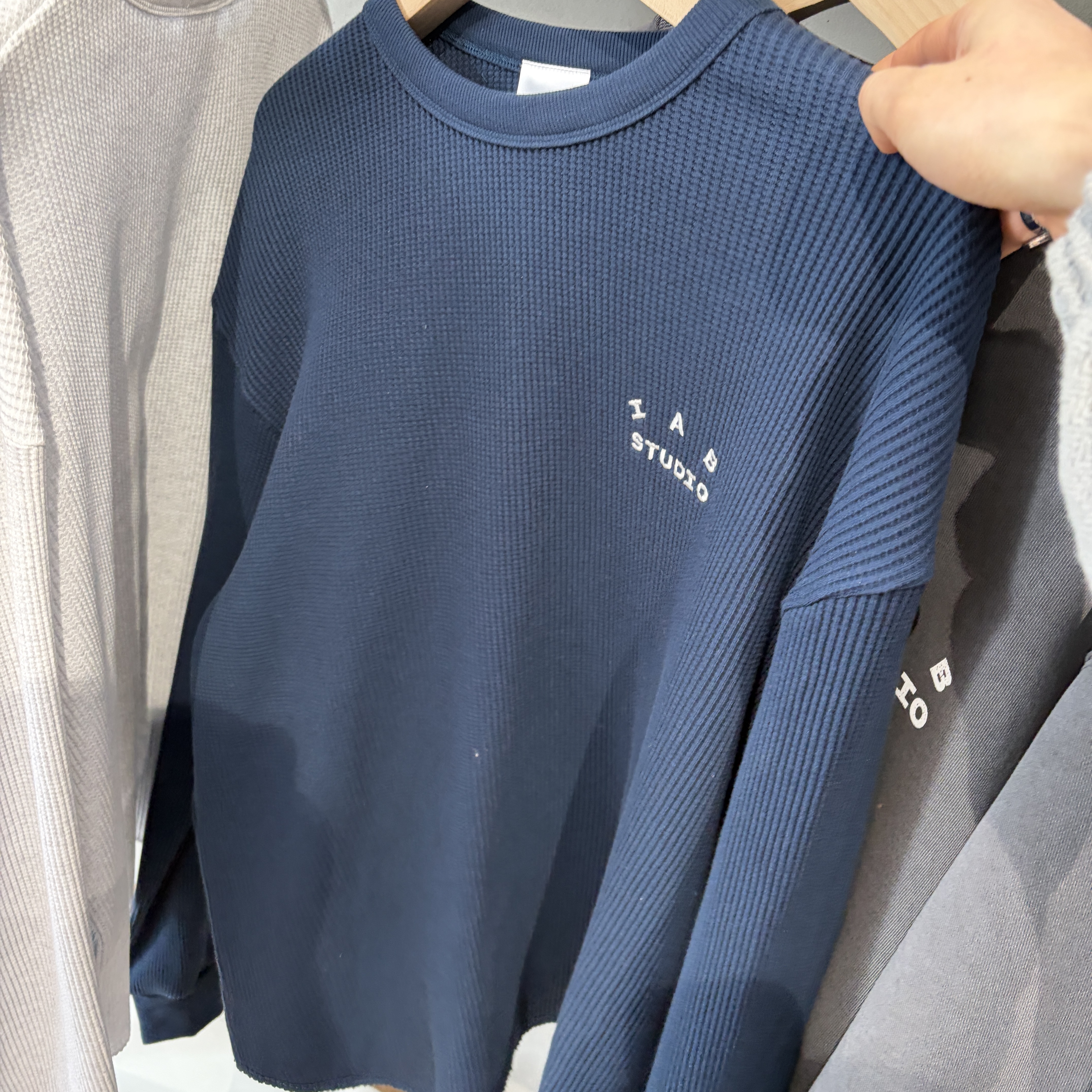 IAB Studio IAB Waffle Long Sleeve Navy 착용 스타일