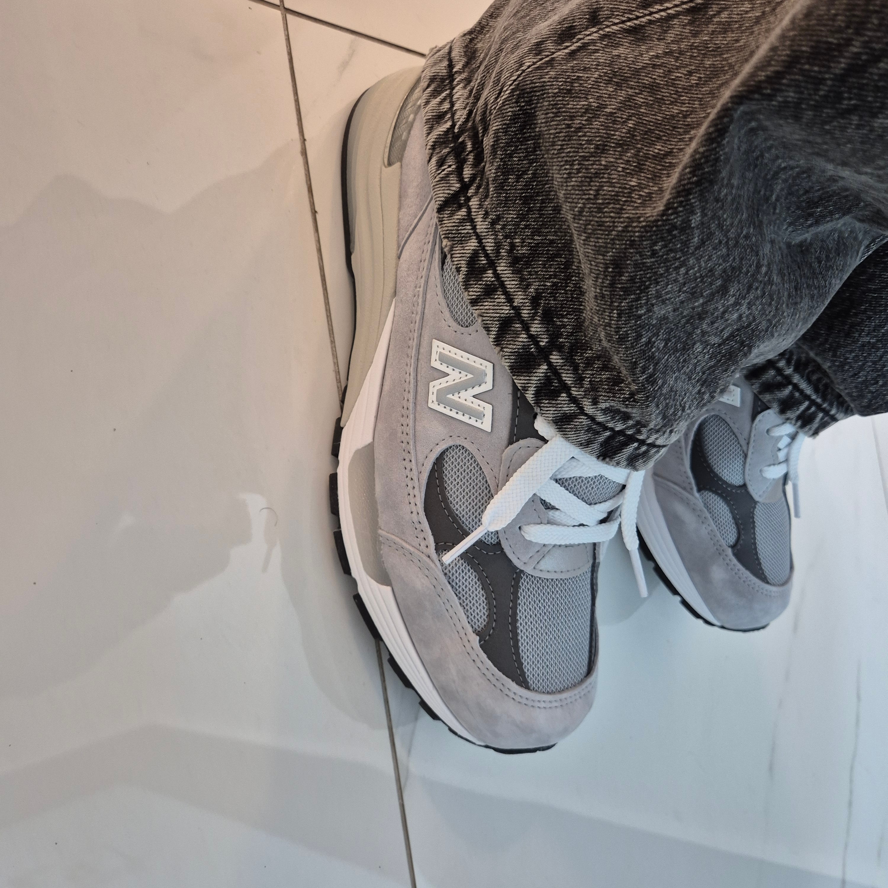 New Balance 992 Made in USA Core Grey Silver Metallic 착용 스타일 - 3