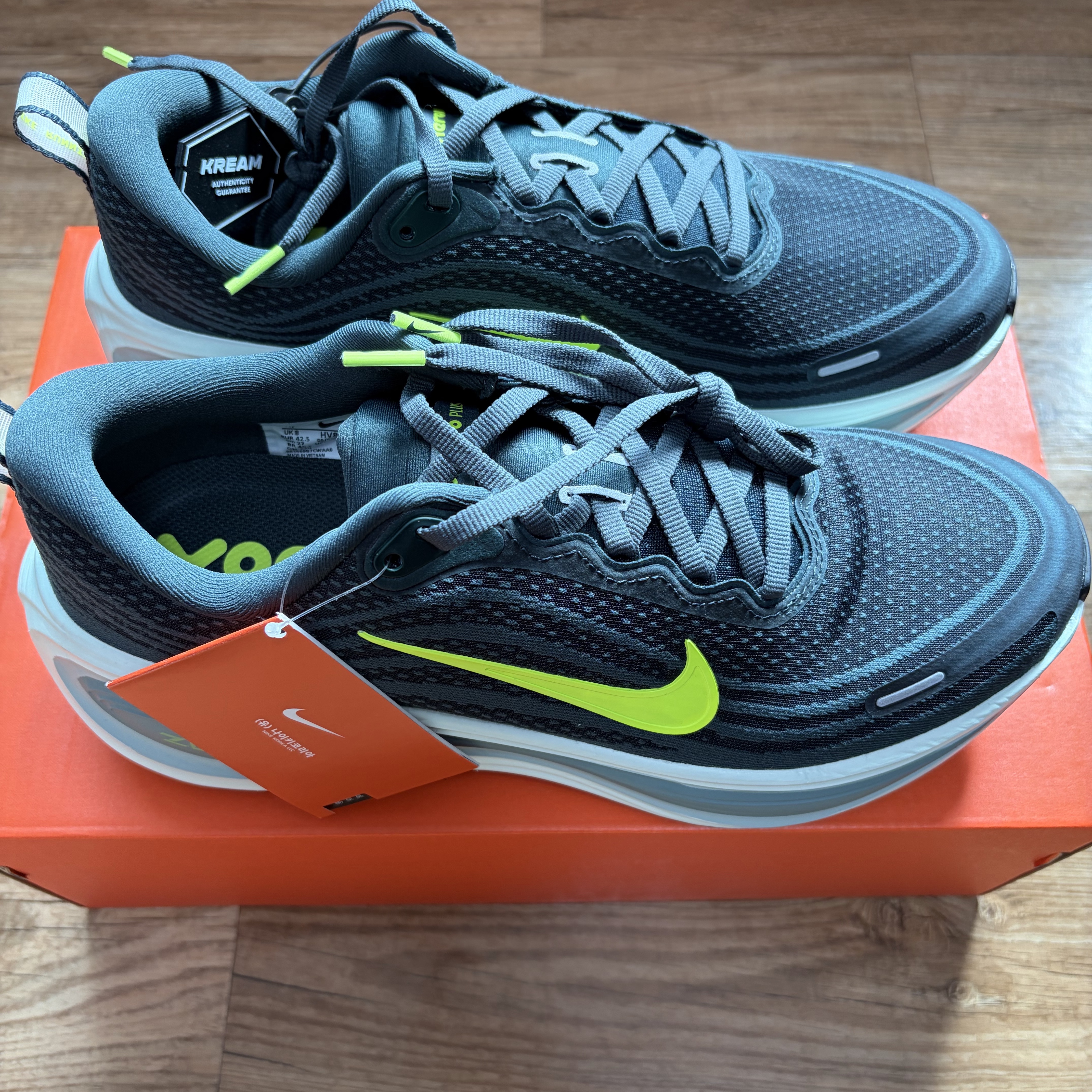 Nike Vomero Plus Seaweed Cannon 착용 스타일 - 2