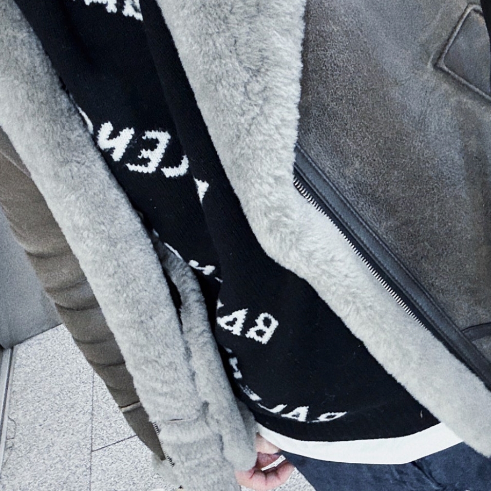 Balenciaga Black Allover Logo Knit Sweater A-C40786, Jordan 1 Retro High OG CO.JP Midnight Navy 착용 스타일