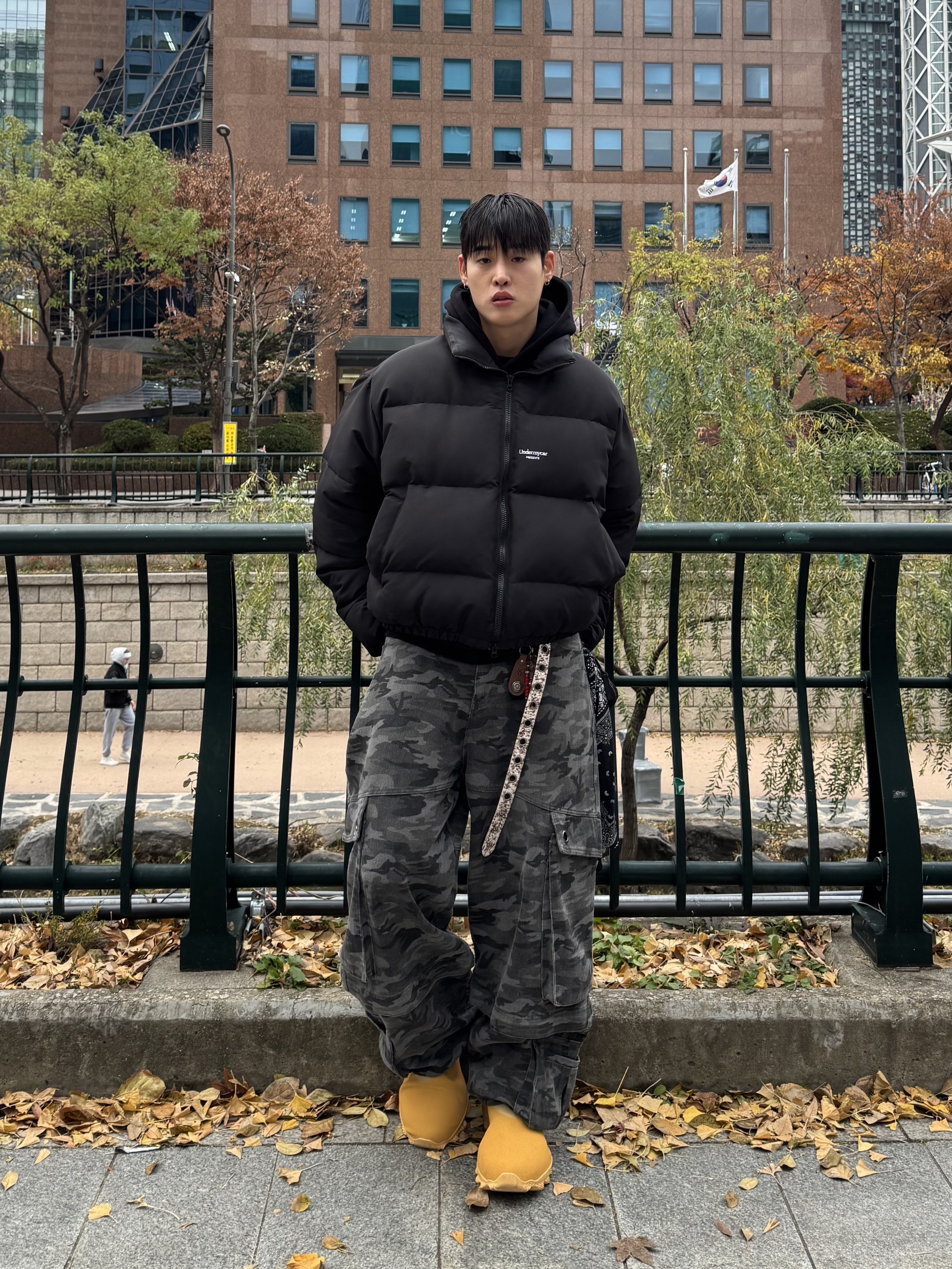 adidas Yeezy Knit RNR Boot Sulfur, Undermycar Mu.15 Anti Fxxking Logo Play Triple Logo Crop Padding Jacket Black 착용 스타일 - 2