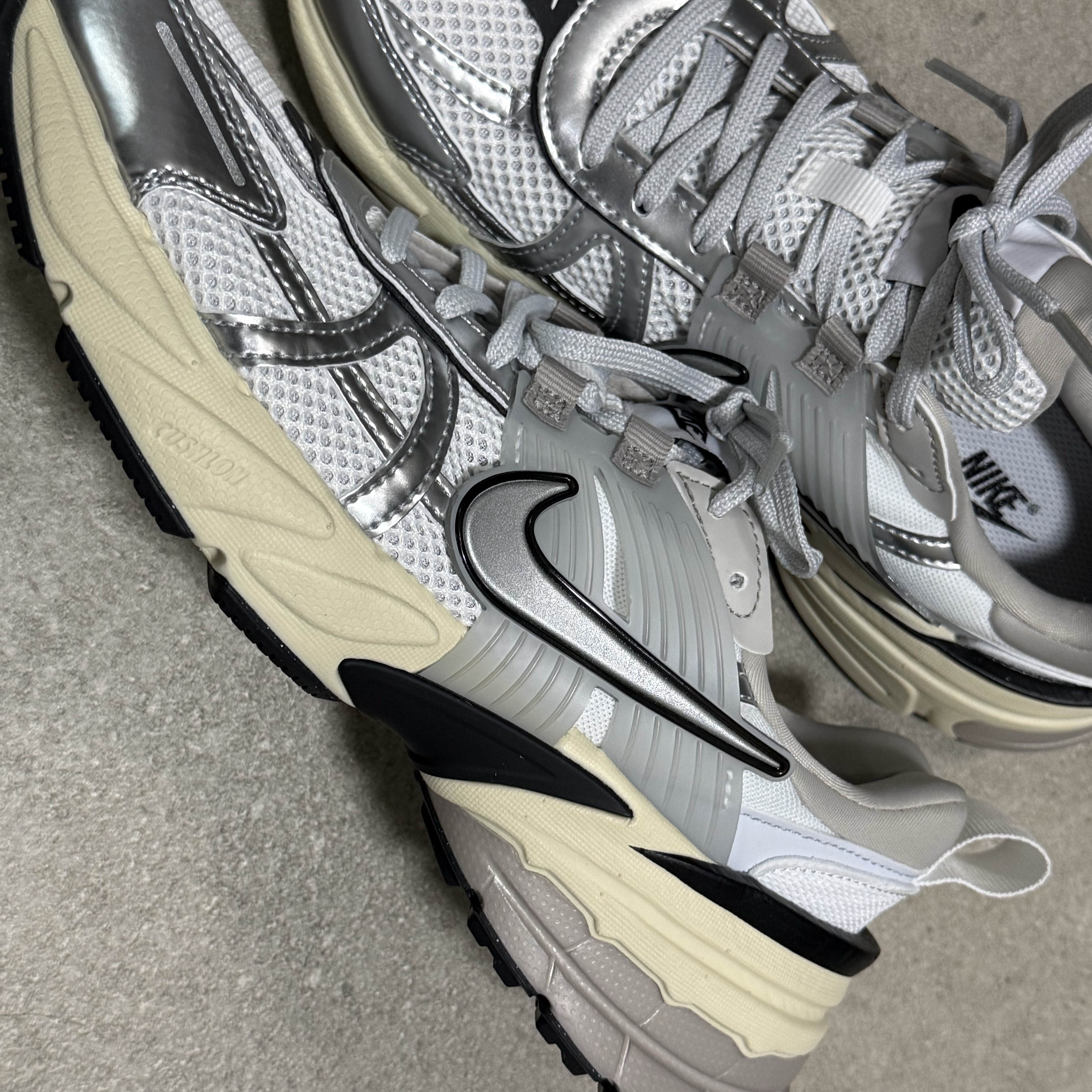 Nike V2K Run Summit White Metallic Silver 착용 스타일 - 2