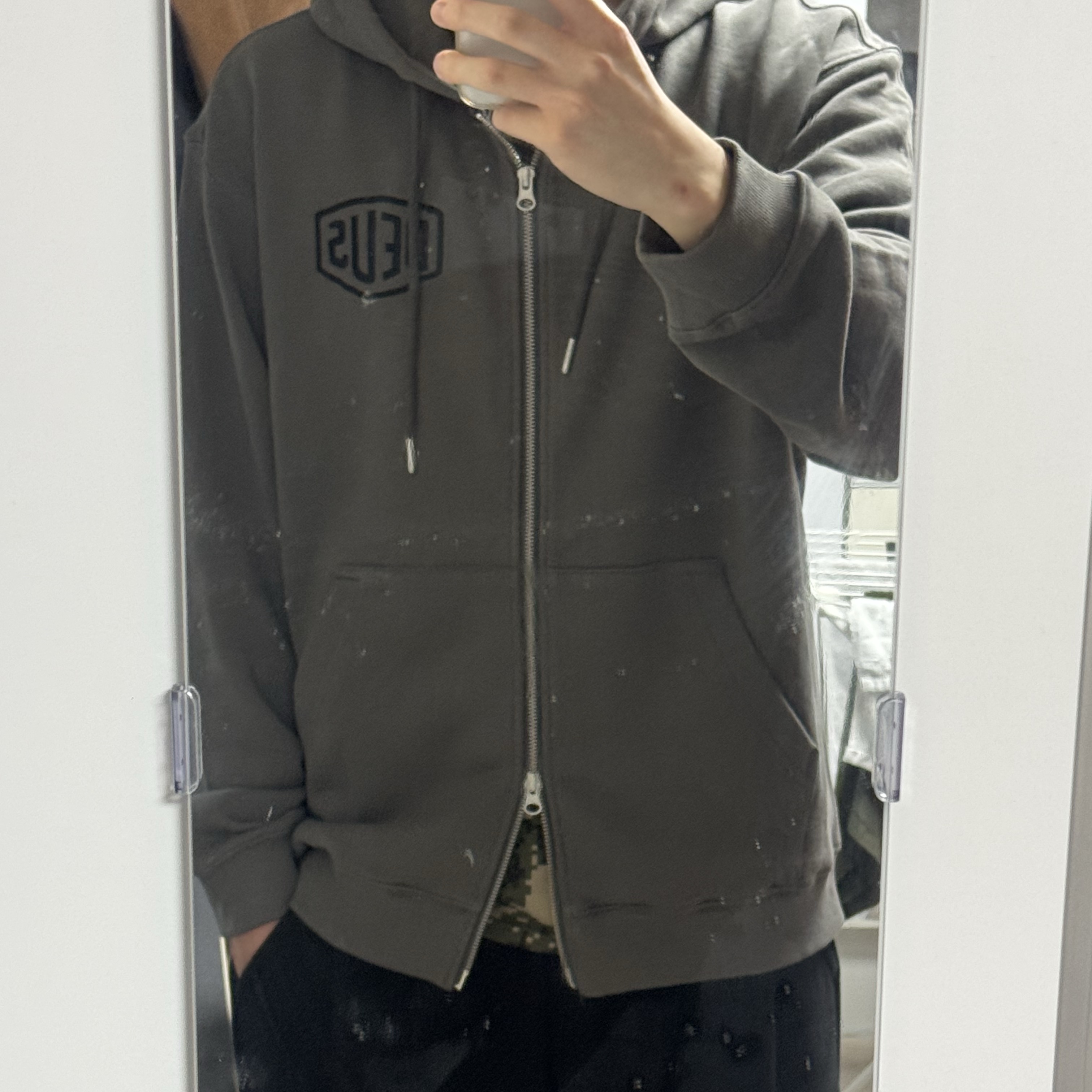 Deus Ex Machina College Address Hoodie Zip Up Charcoal, Deus Ex Machina College Address Hoodie Zip Up Black 착용 스타일 - 2
