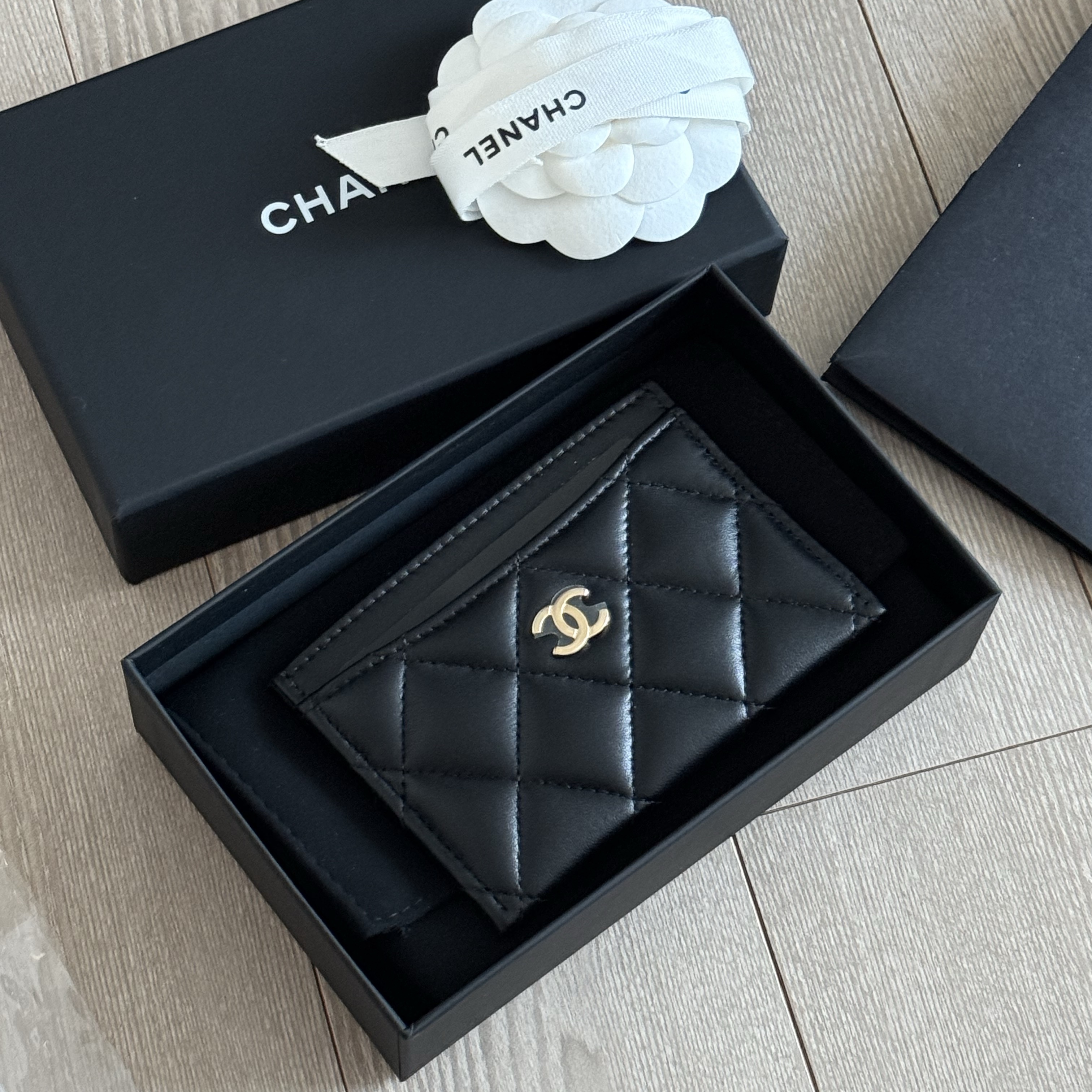 Chanel Classic Card Holder Lambskin & Gold Black 착용 스타일