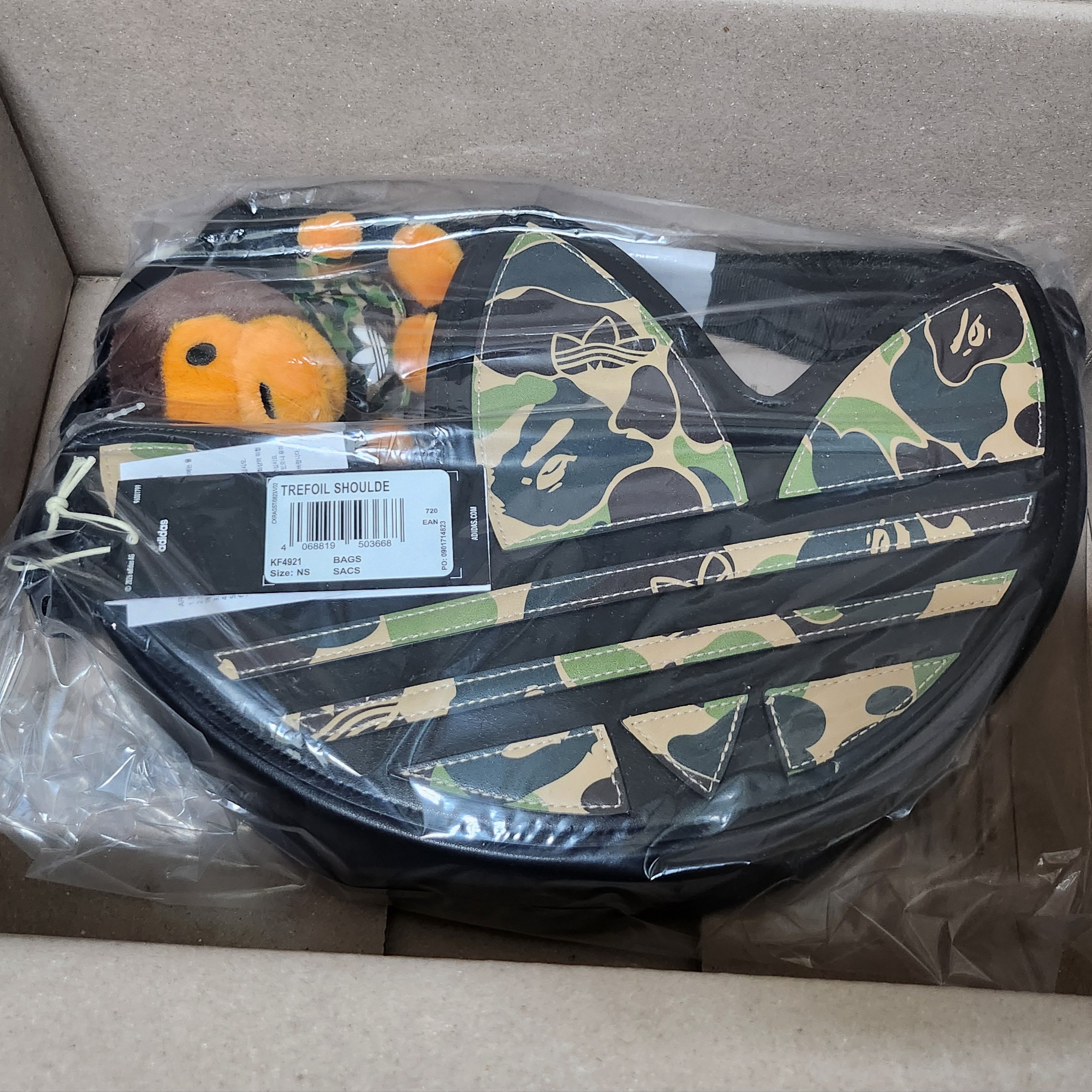 Adidas x BAPE Trefoil Shoulder Bag Black 착용 스타일 - 3