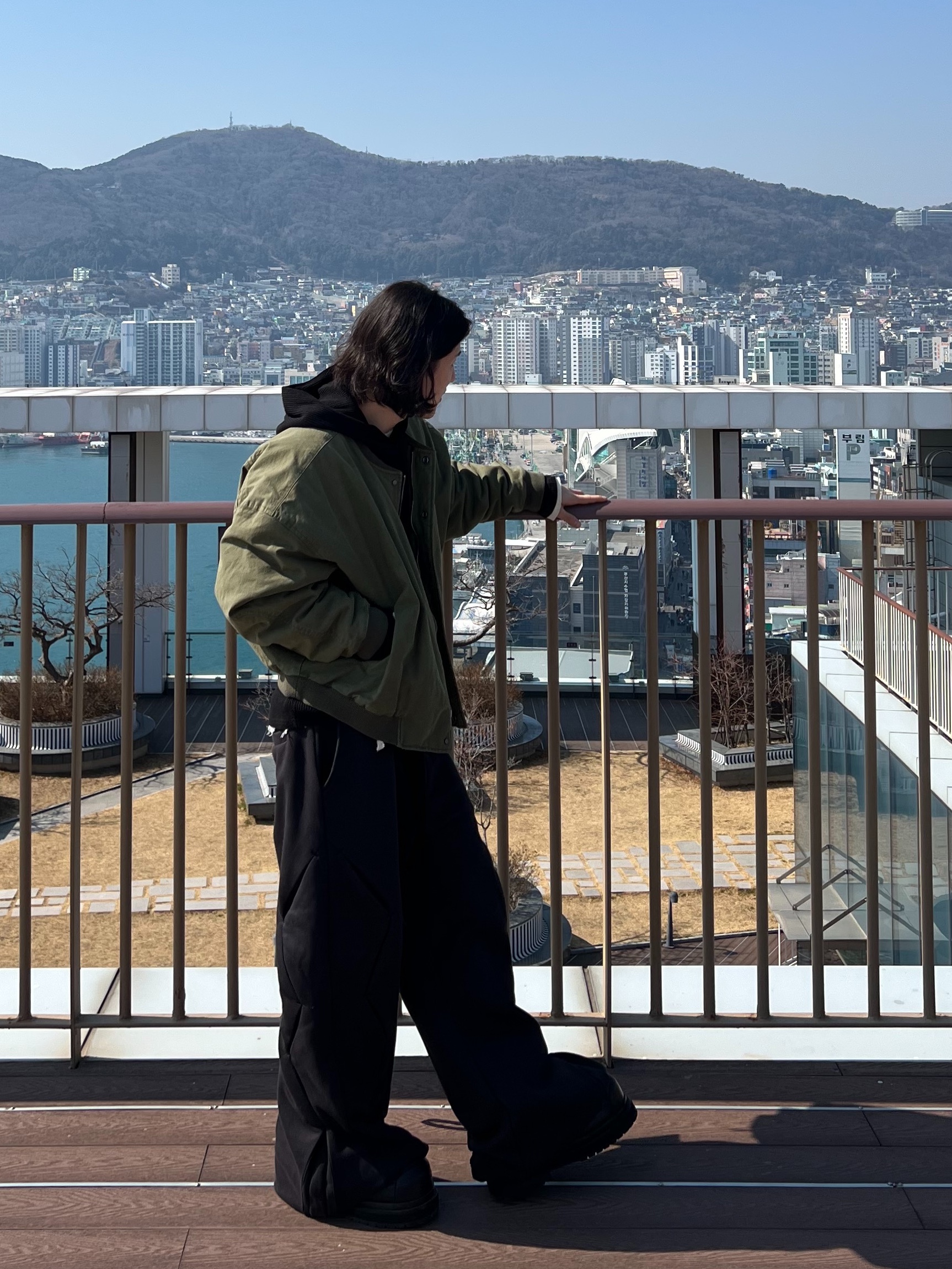 Nonnod Sulfur Dye Serge Bomber Jacket Vintage Khaki 착용 스타일 - 4