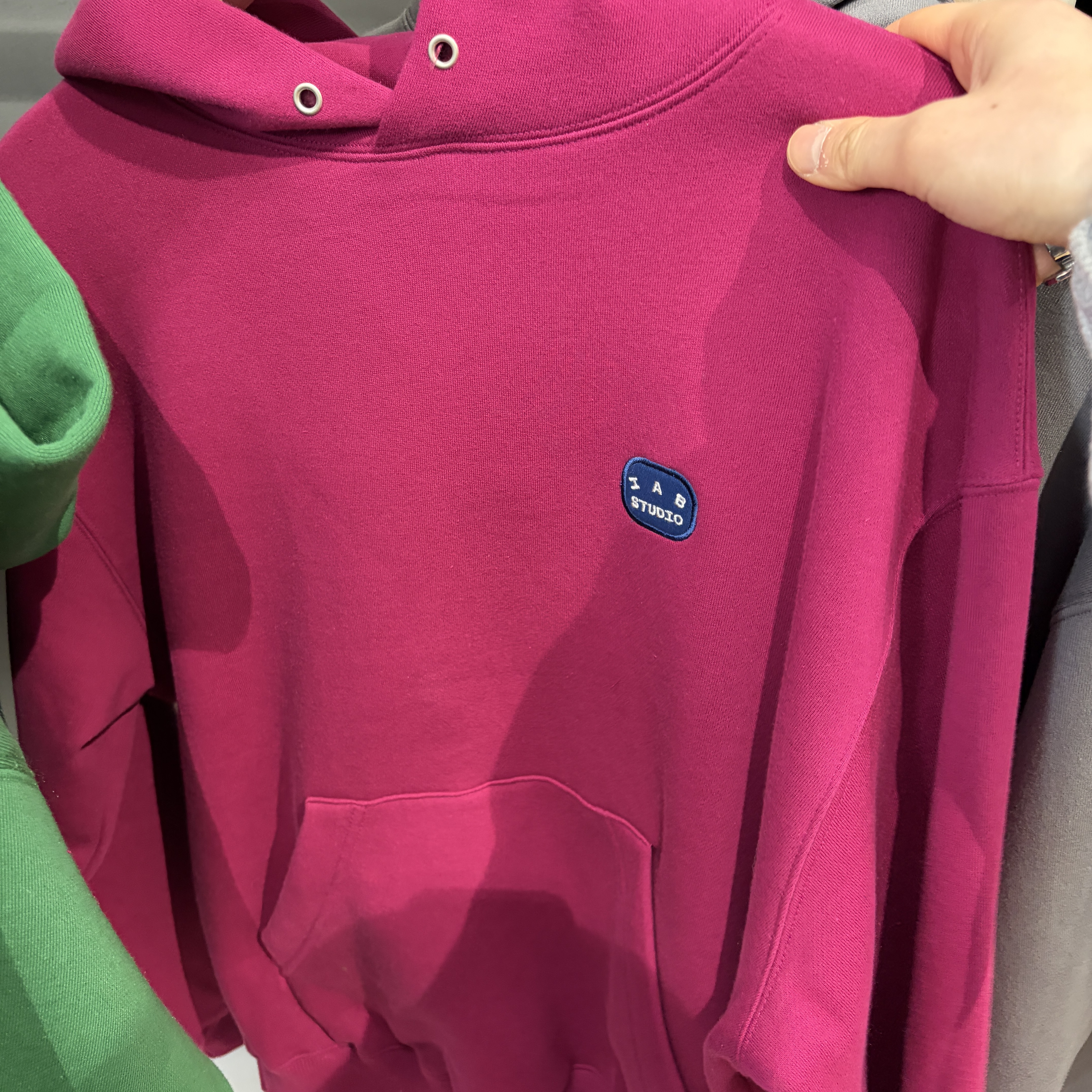 IAB Studio IAB Patch Hoodie Magenta 착용 스타일