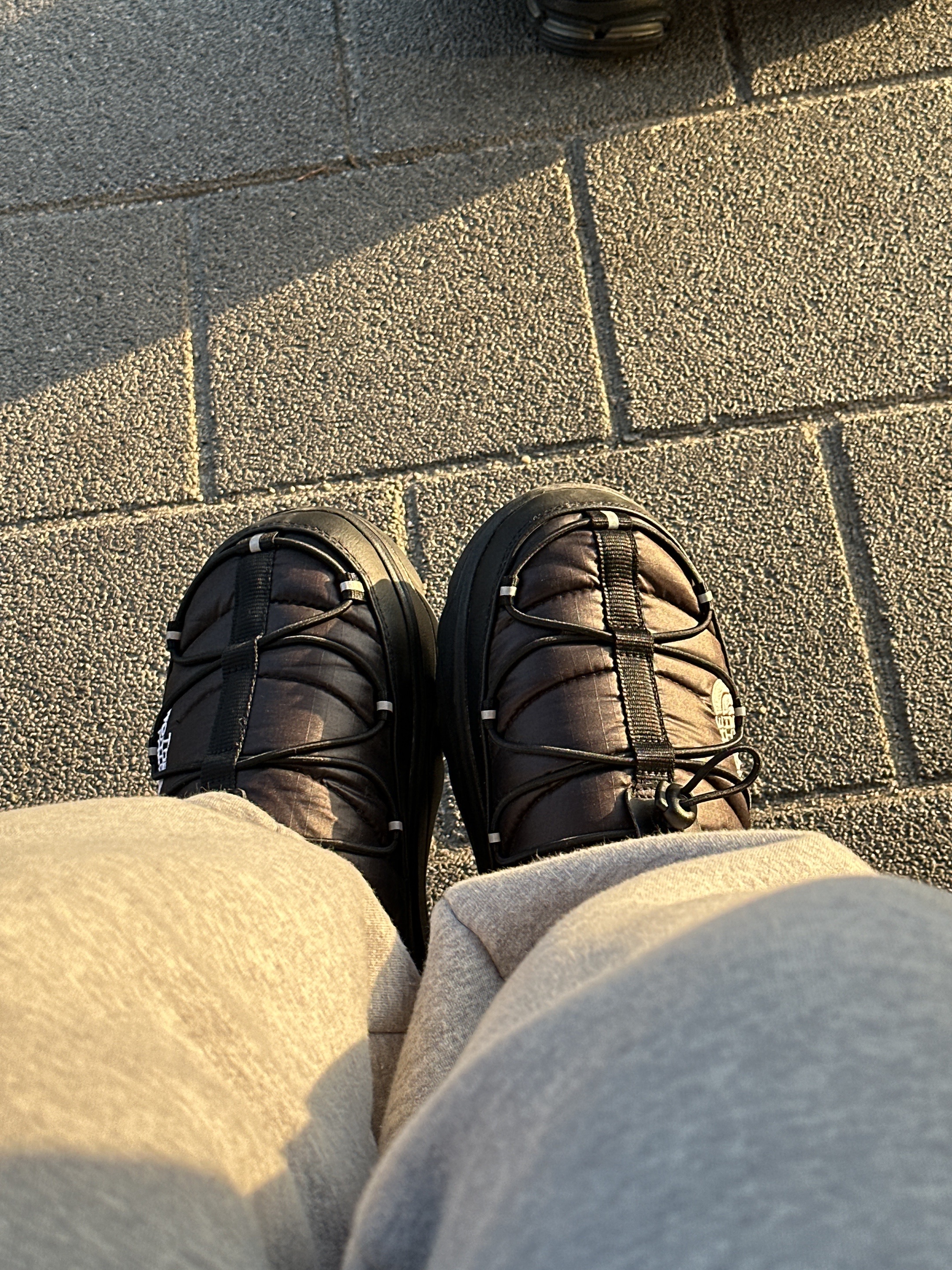 The North Face Borealis Mule Black 착용 스타일