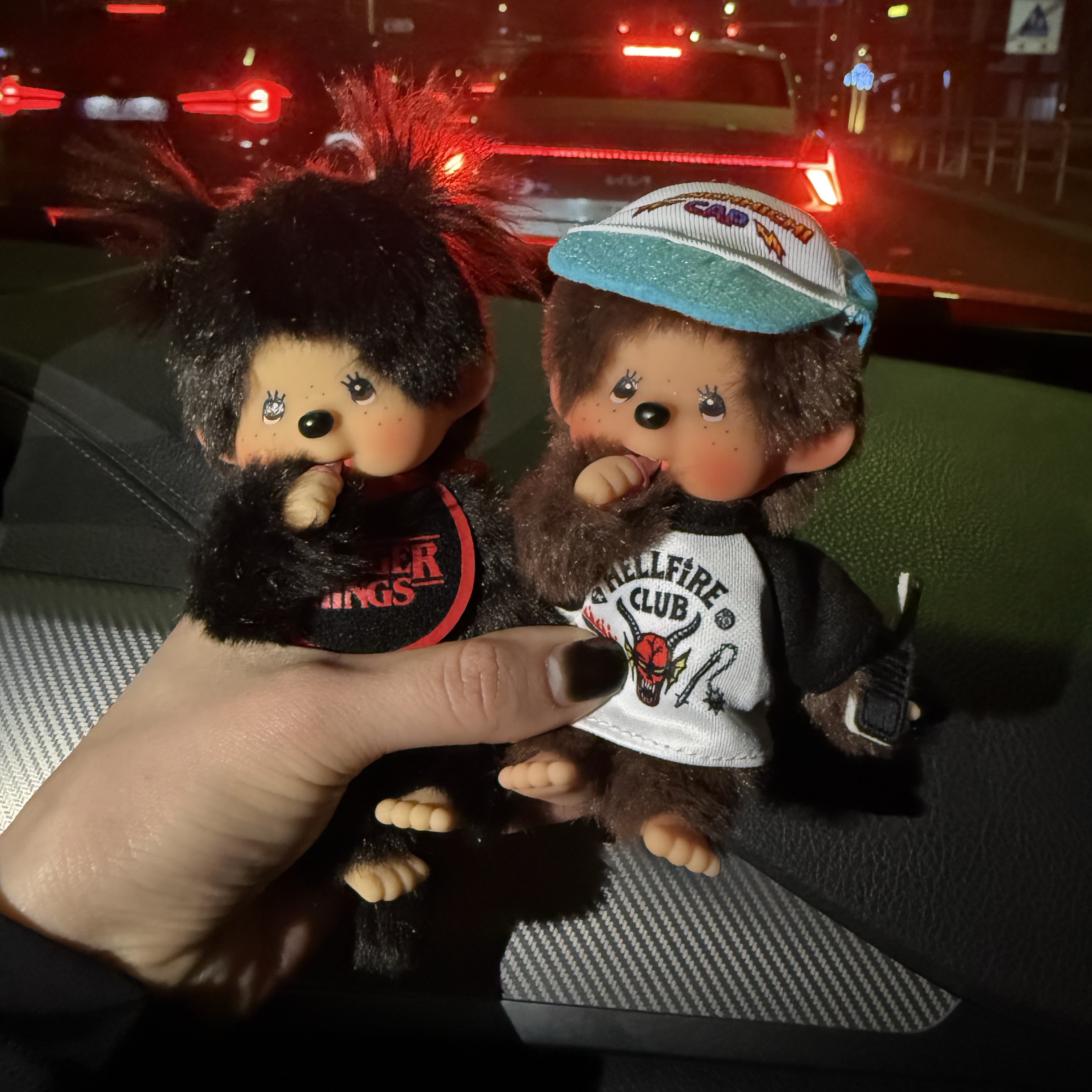 Monchhichi x Strange Things Key Chain Hellfire Club, Monchhichi x Strange Things Key Chain Black Red 착용 스타일