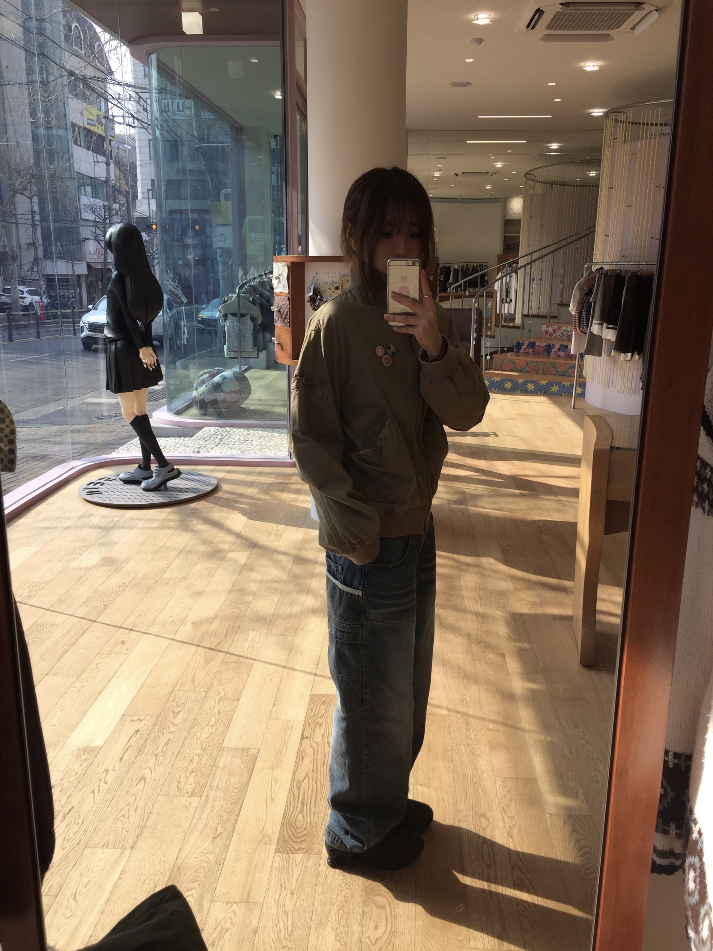 COYSEIO Dusty Cotton Bomber Jacket Beige 착용 스타일 - 2
