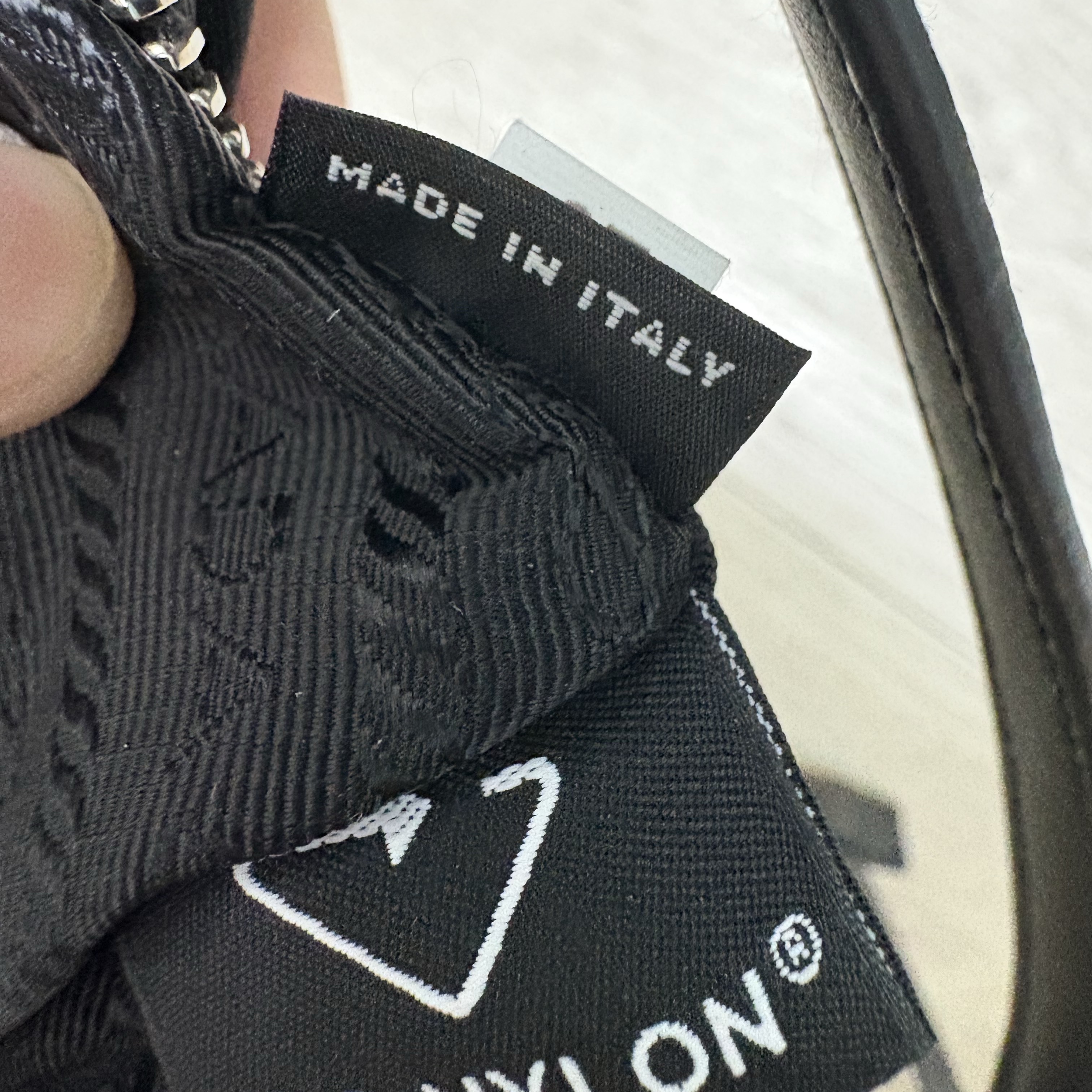 Prada Re-Edition 2005 Re-Nylon Mini Hobo Bag Black 착용 스타일 - 4
