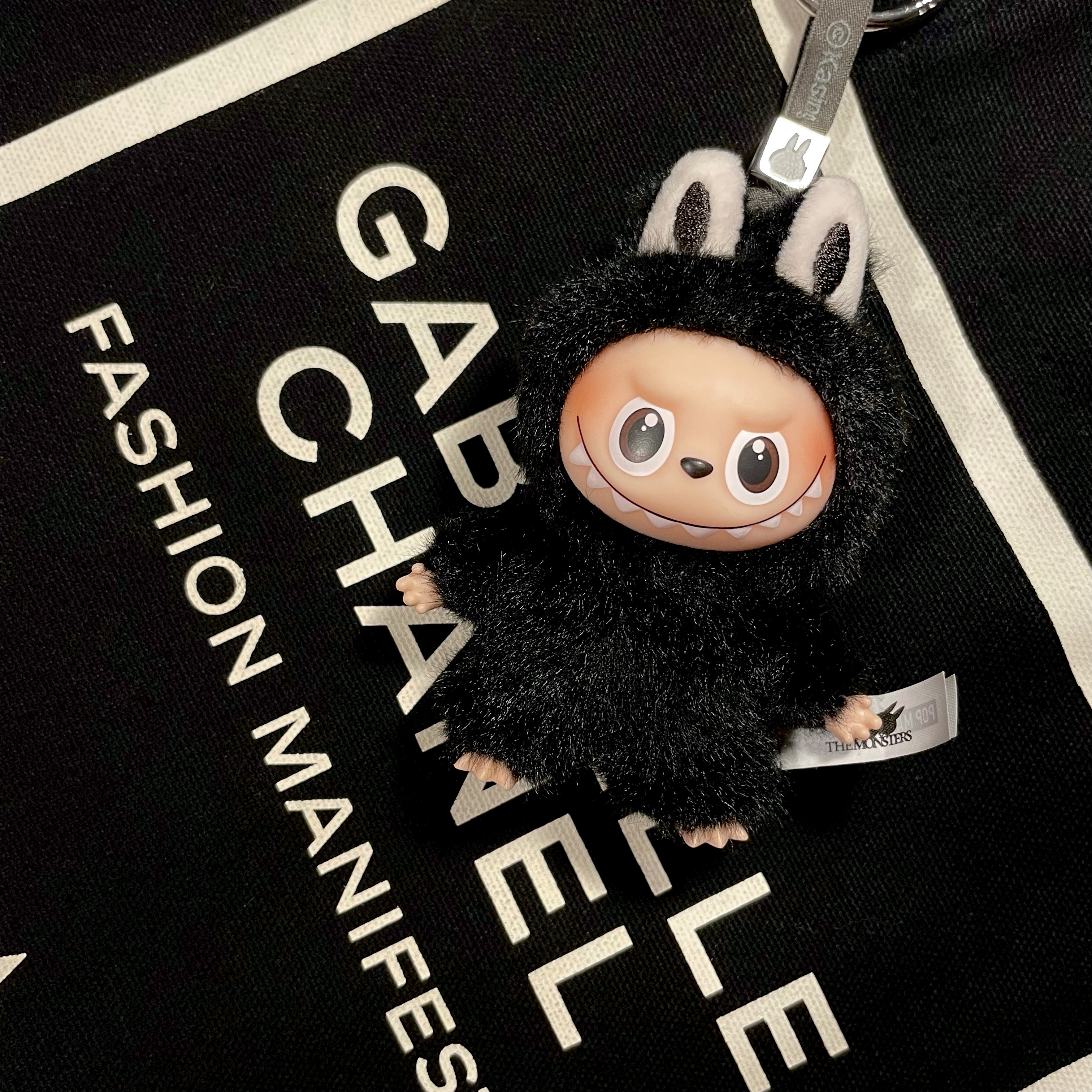 Pop Mart Labubu The Monsters Pin For Love Series Vinyl Plush Pendant (N-Z) R (Opened Case) 착용 스타일