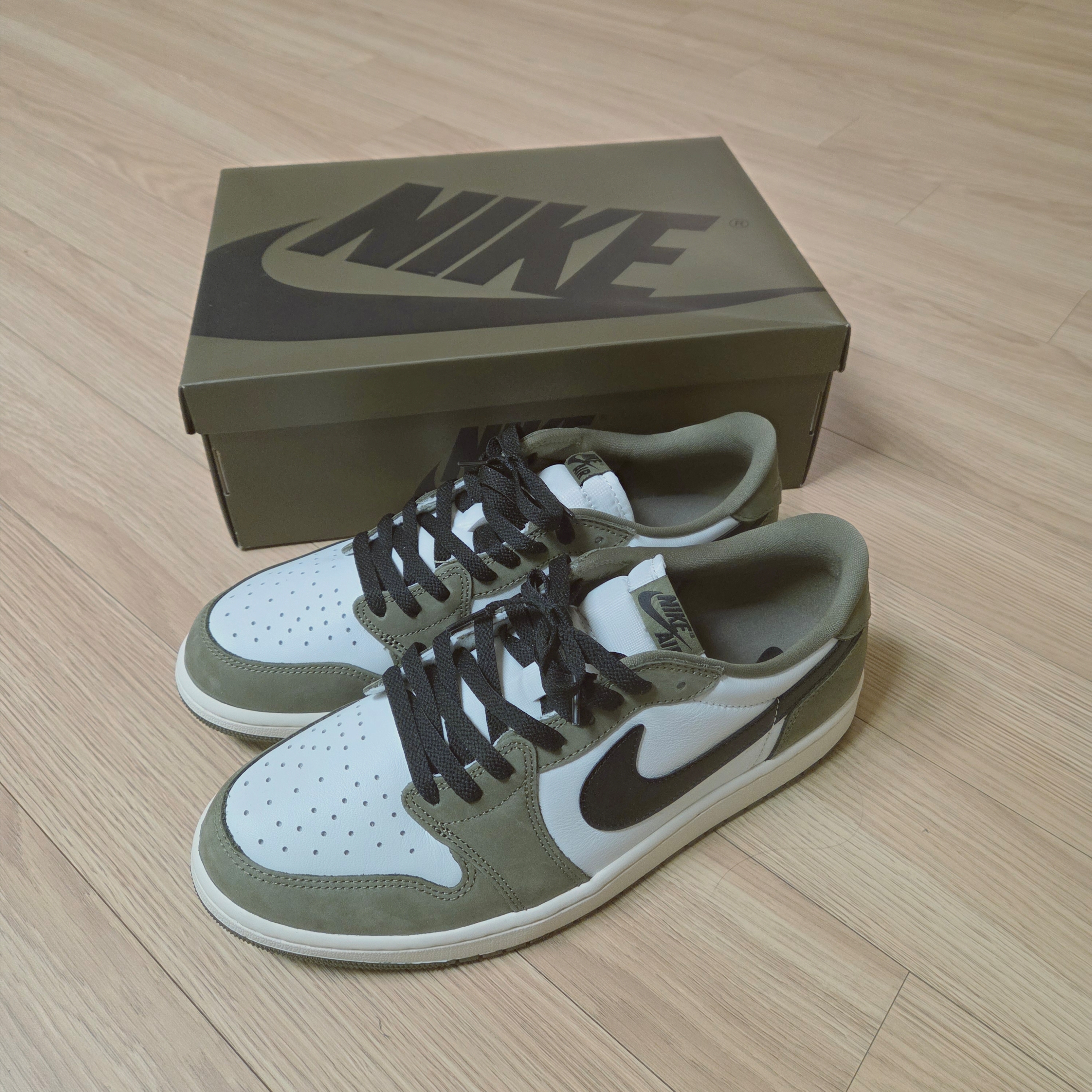 Jordan 1 Retro Low OG Medium Olive and Summit White 착용 스타일