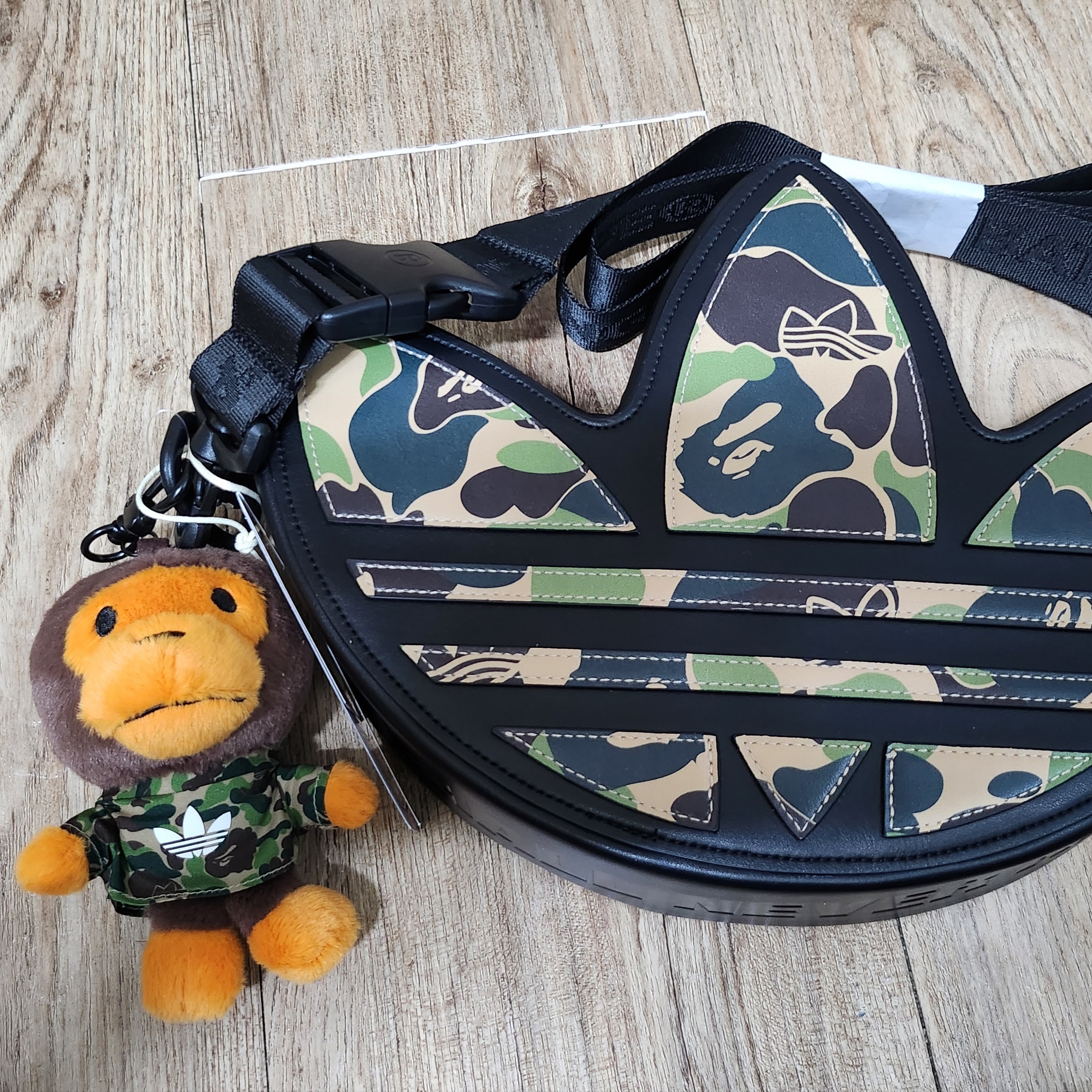Adidas x BAPE Trefoil Shoulder Bag Black 착용 스타일 - 1