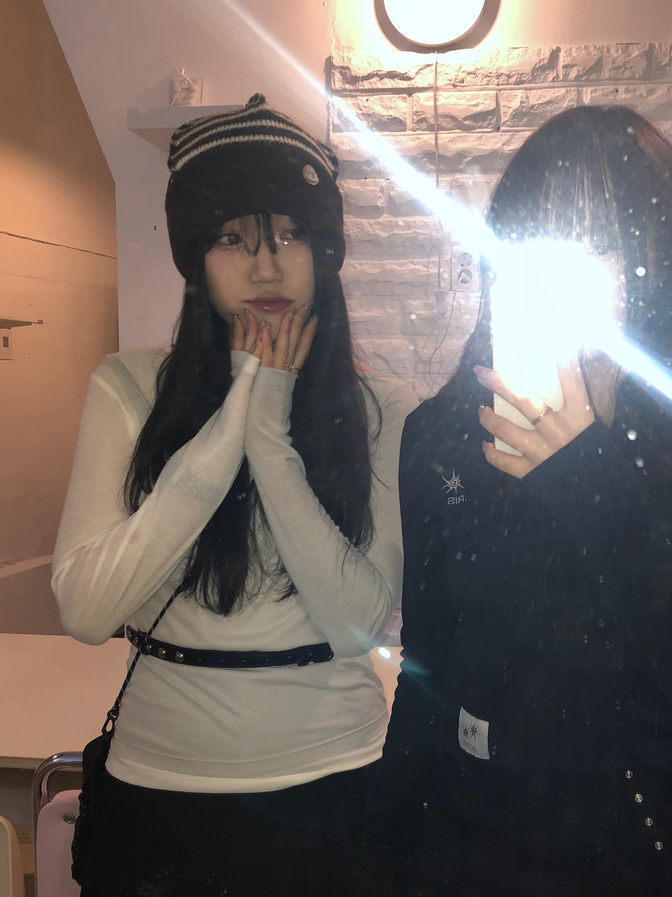 COYSEIO Patchwork Beanie Brown 착용 스타일 - 3