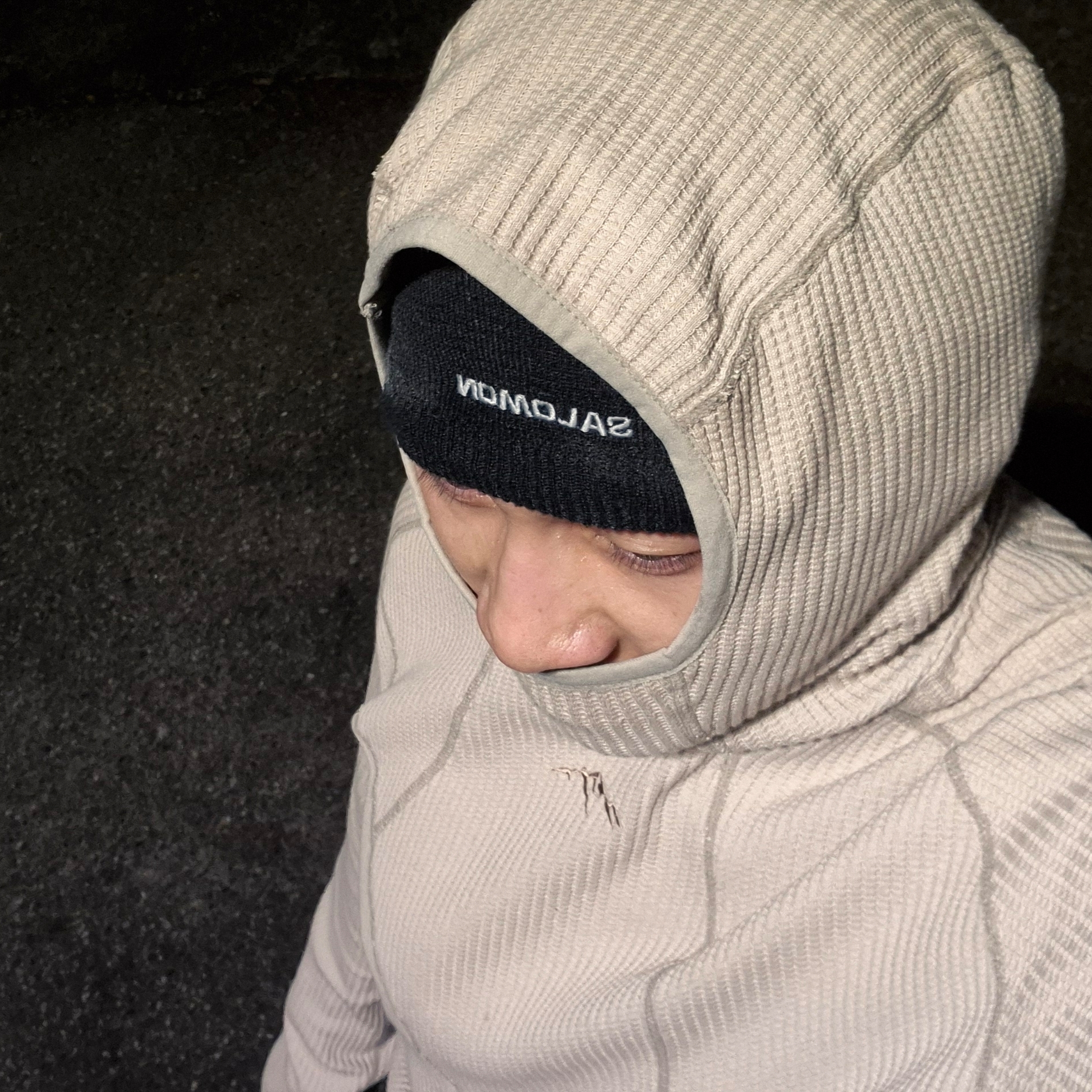 Salomon Beanie Deep Black, COLDWARM Waffle Warmer Hoodie (Mocha Color) 착용 스타일 - 1