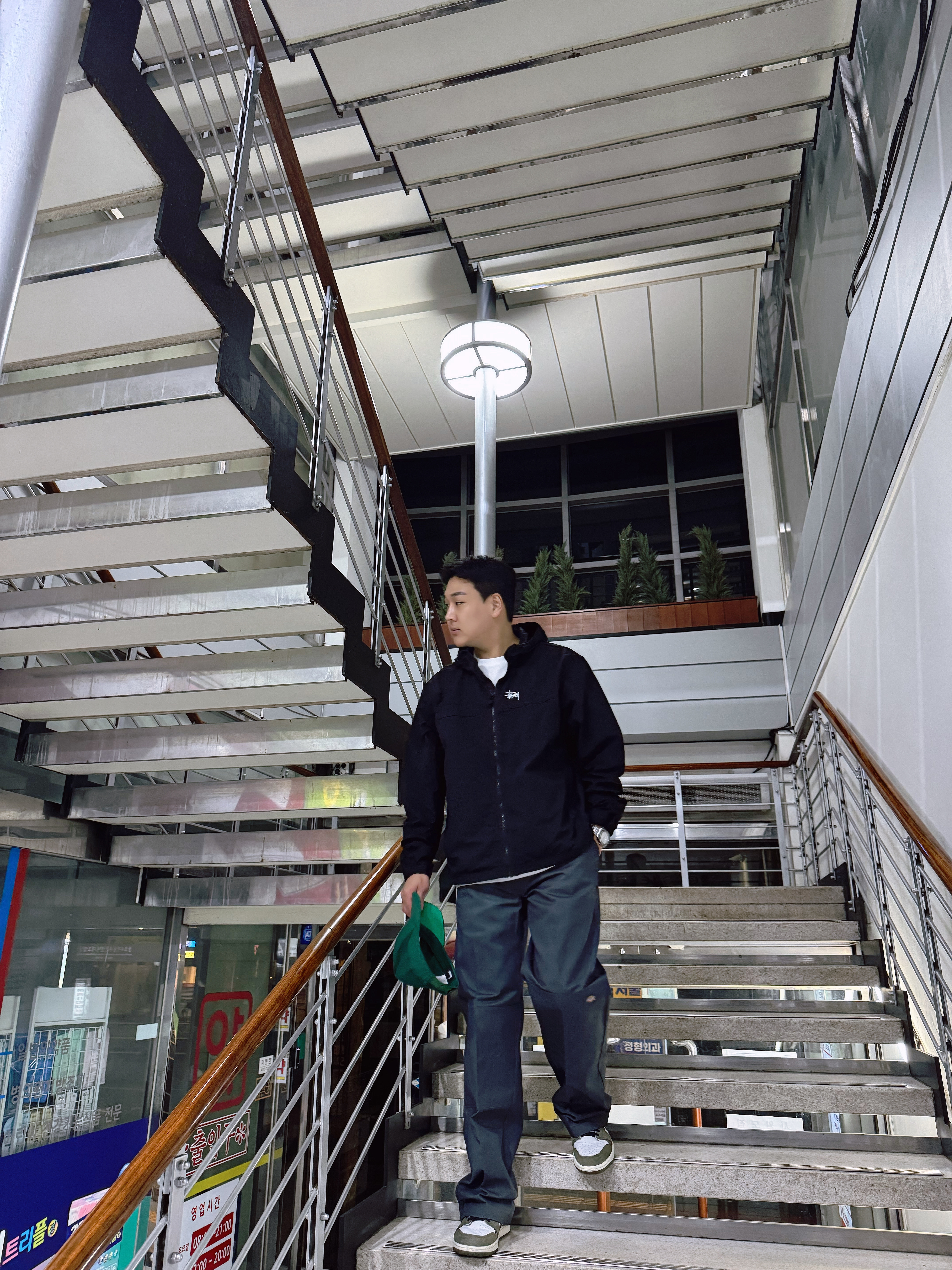 Stussy Lightweight Hooded Jacket Black, Jordan 1 Retro Low OG Medium Olive and Summit White 착용 스타일 - 2