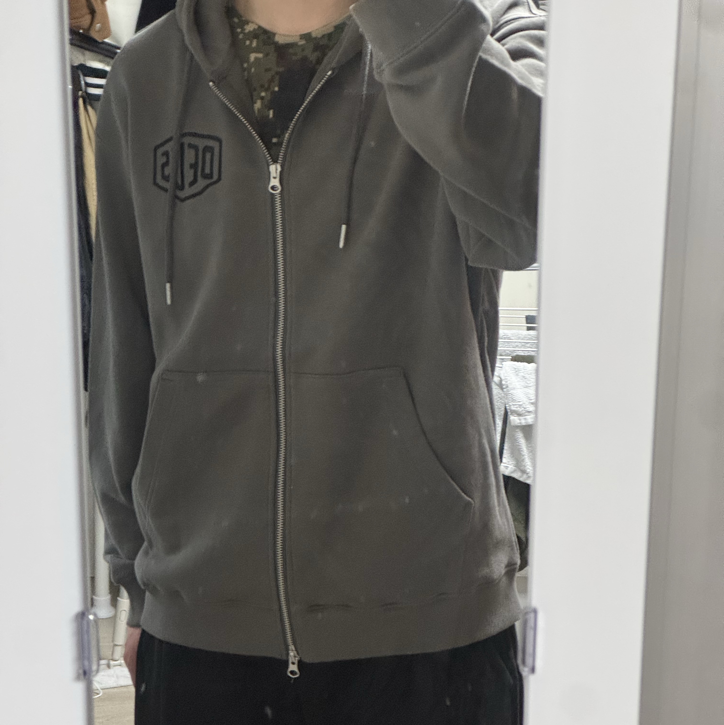 Deus Ex Machina College Address Hoodie Zip Up Charcoal, Deus Ex Machina College Address Hoodie Zip Up Black 착용 스타일 - 1