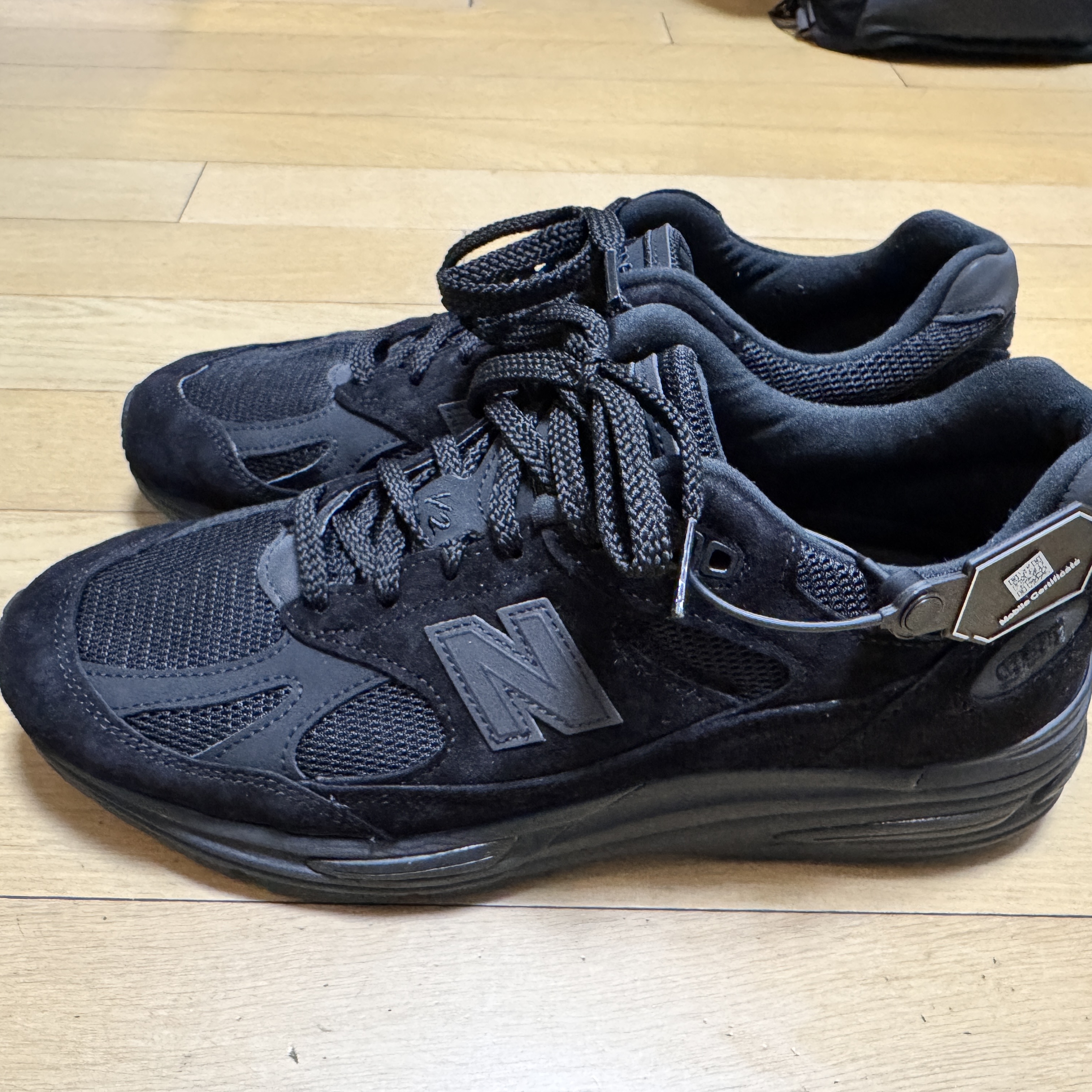 New Balance 991v2 Made in UK Black Grey 착용 스타일 - 3