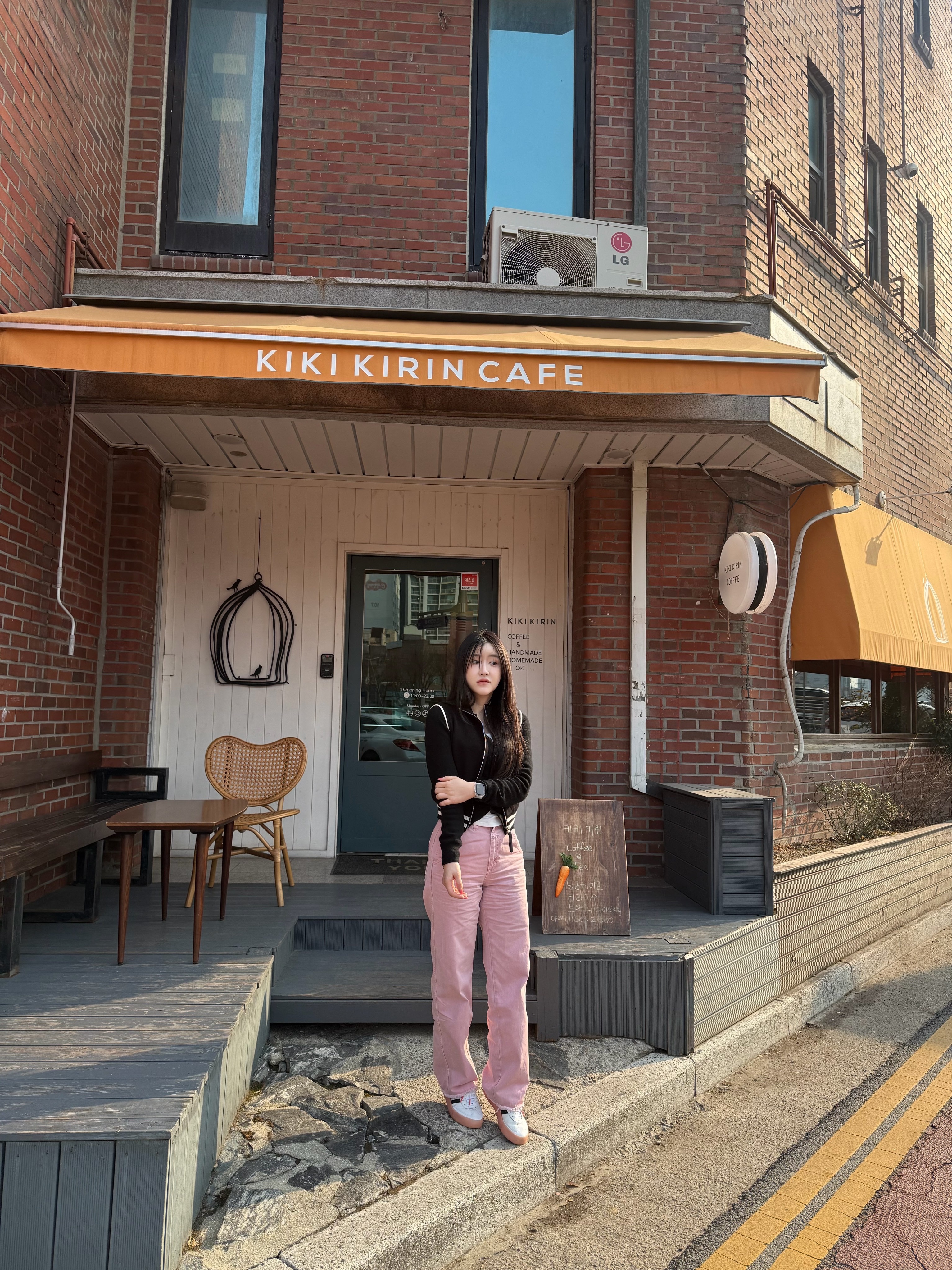 (W) Adidas Sambarose White Pink, (W) Matin Kim Spell Point Stripe Knit Vest Black 착용 스타일 - 5