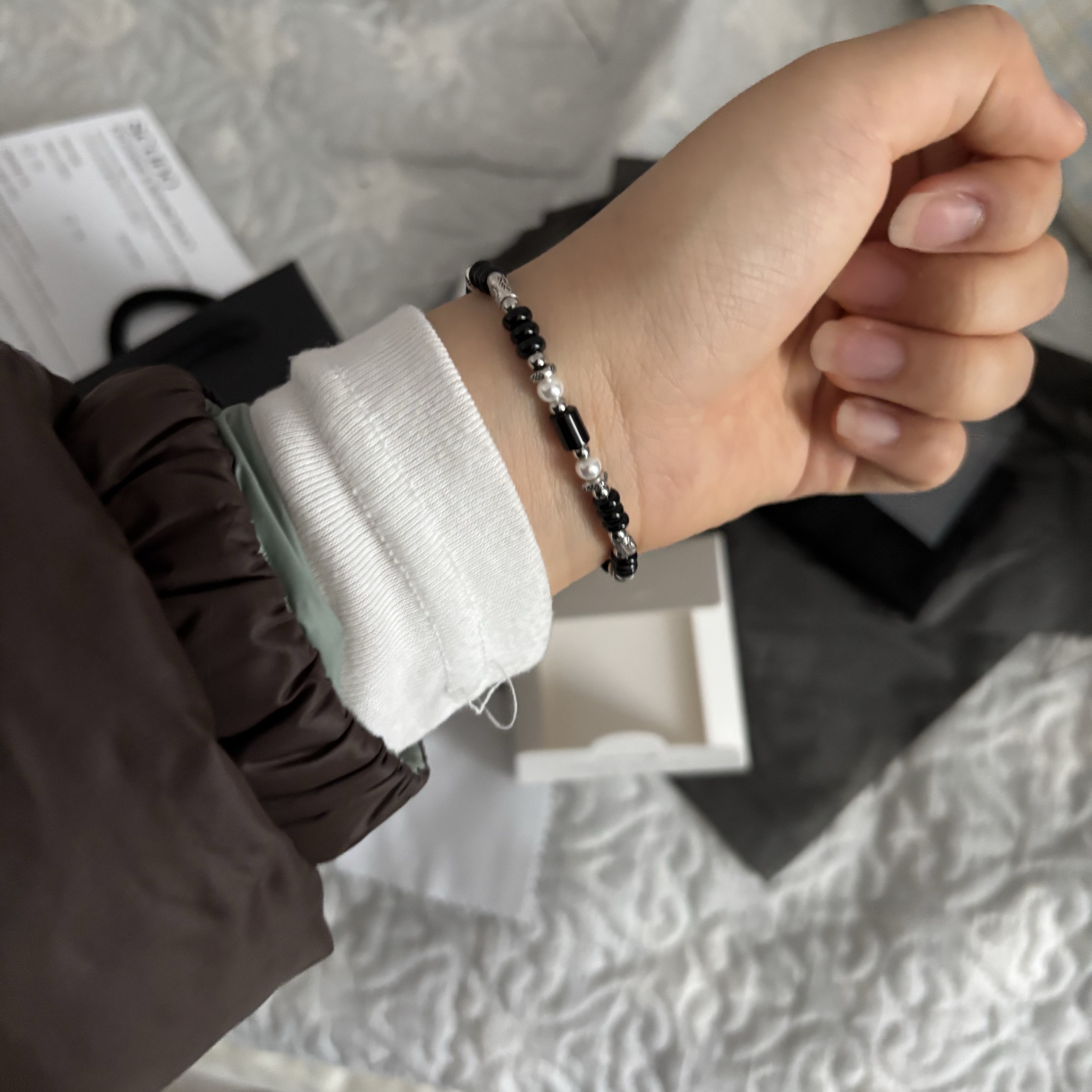 [KREAM 단독] Scudo Shell Black Pearl Beads Bracelet 착용 스타일 - 1