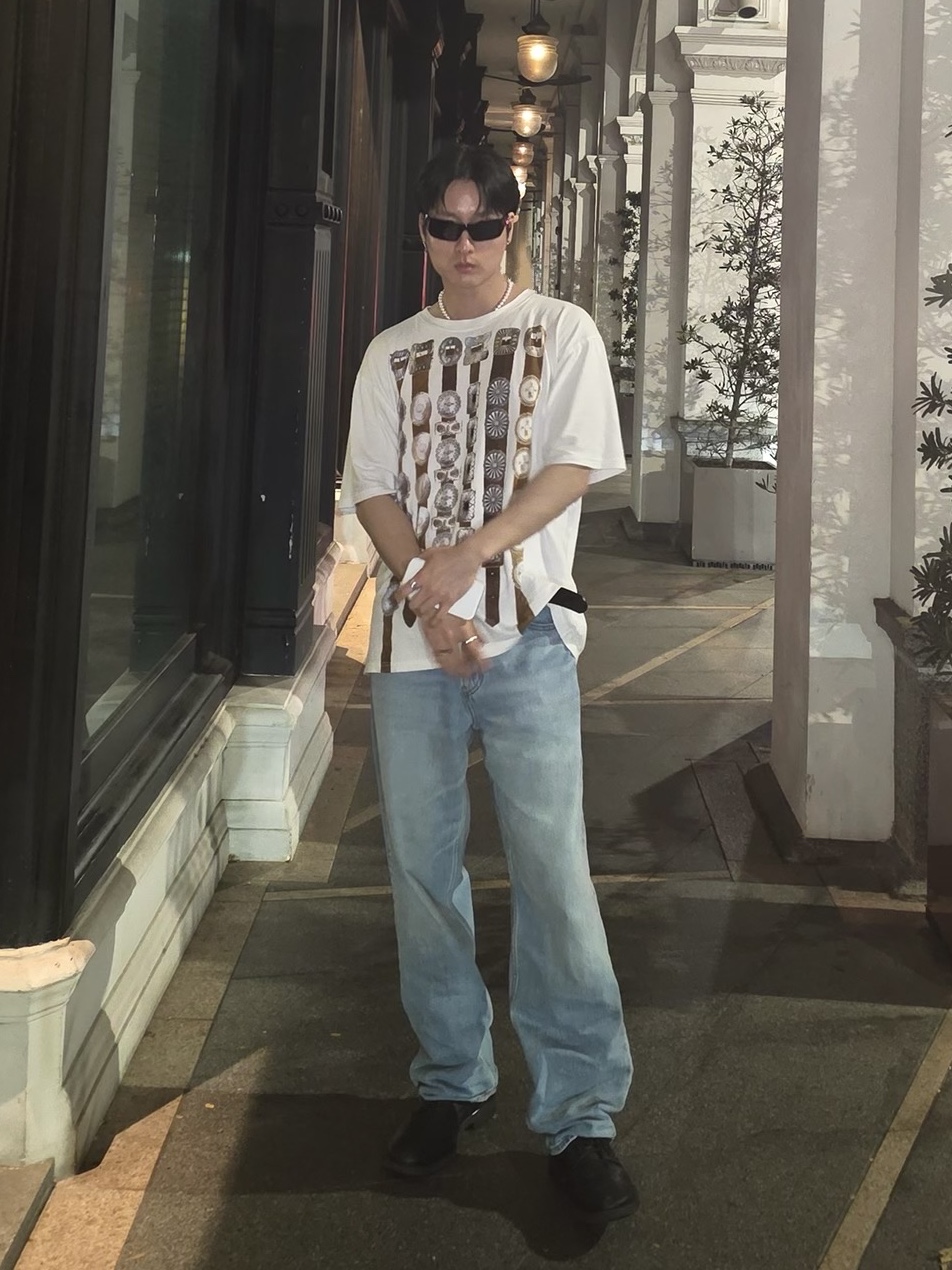 Kapital 20 Crew T-Shirt White, Uniqlo x JW Anderson Straight Jeans Blue 착용 스타일 - 1