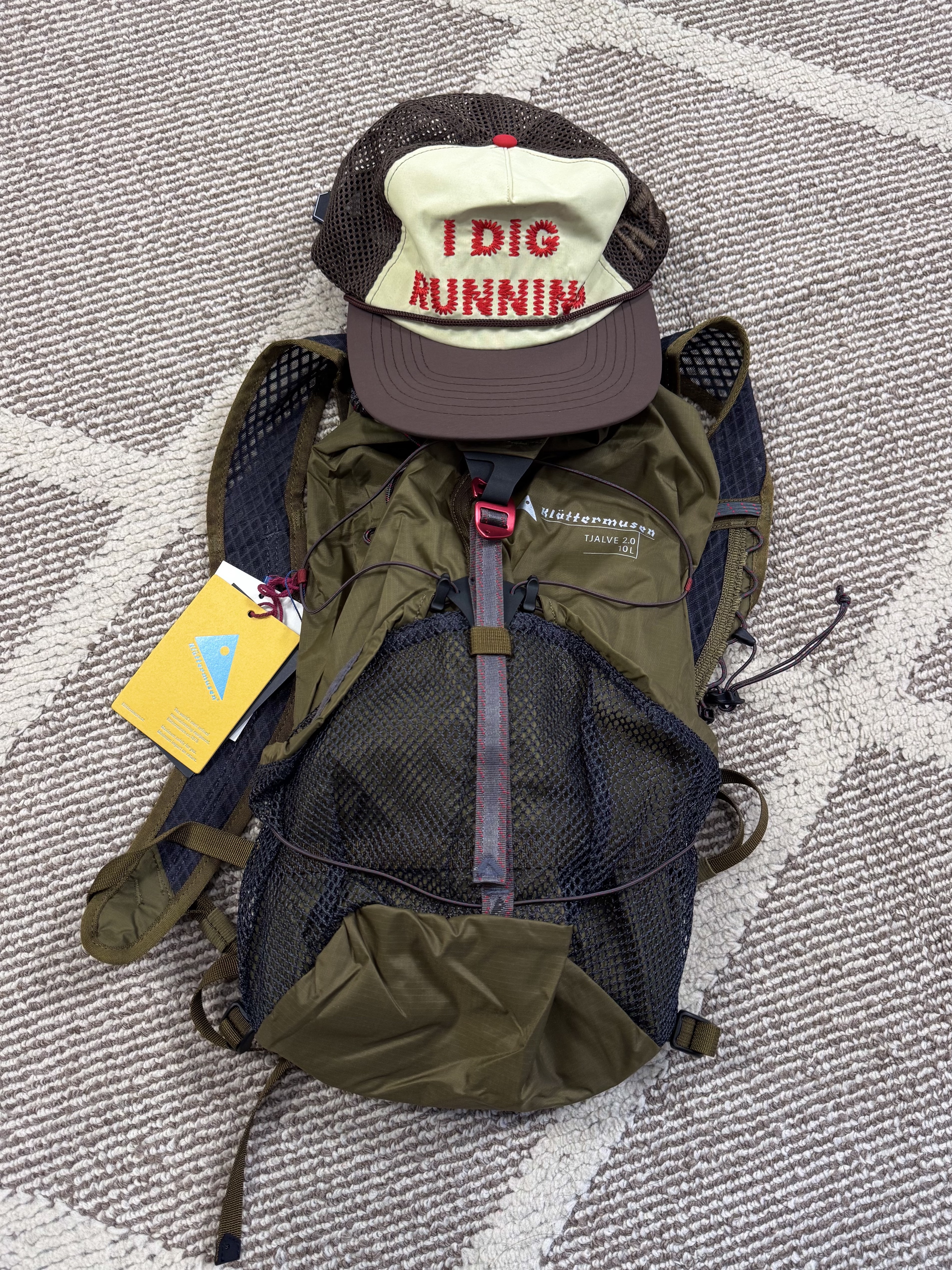 Alex Zono I Dig Running Trucker Hat OG Brown, Klattermusen Tjalve 2.0 10L Backpack Olive 착용 스타일 - 1