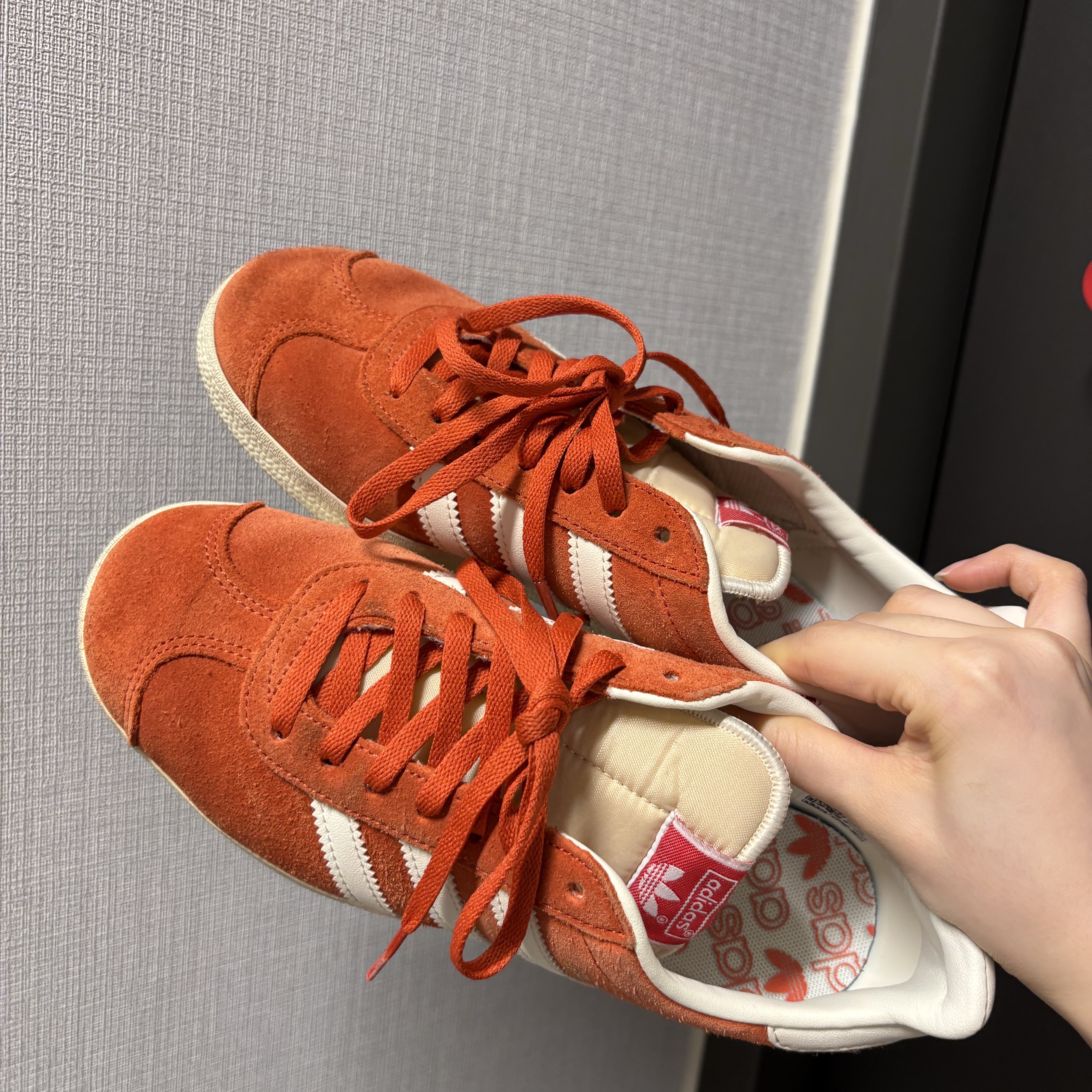 Adidas Gazelle Preloved Red Off White 착용 스타일