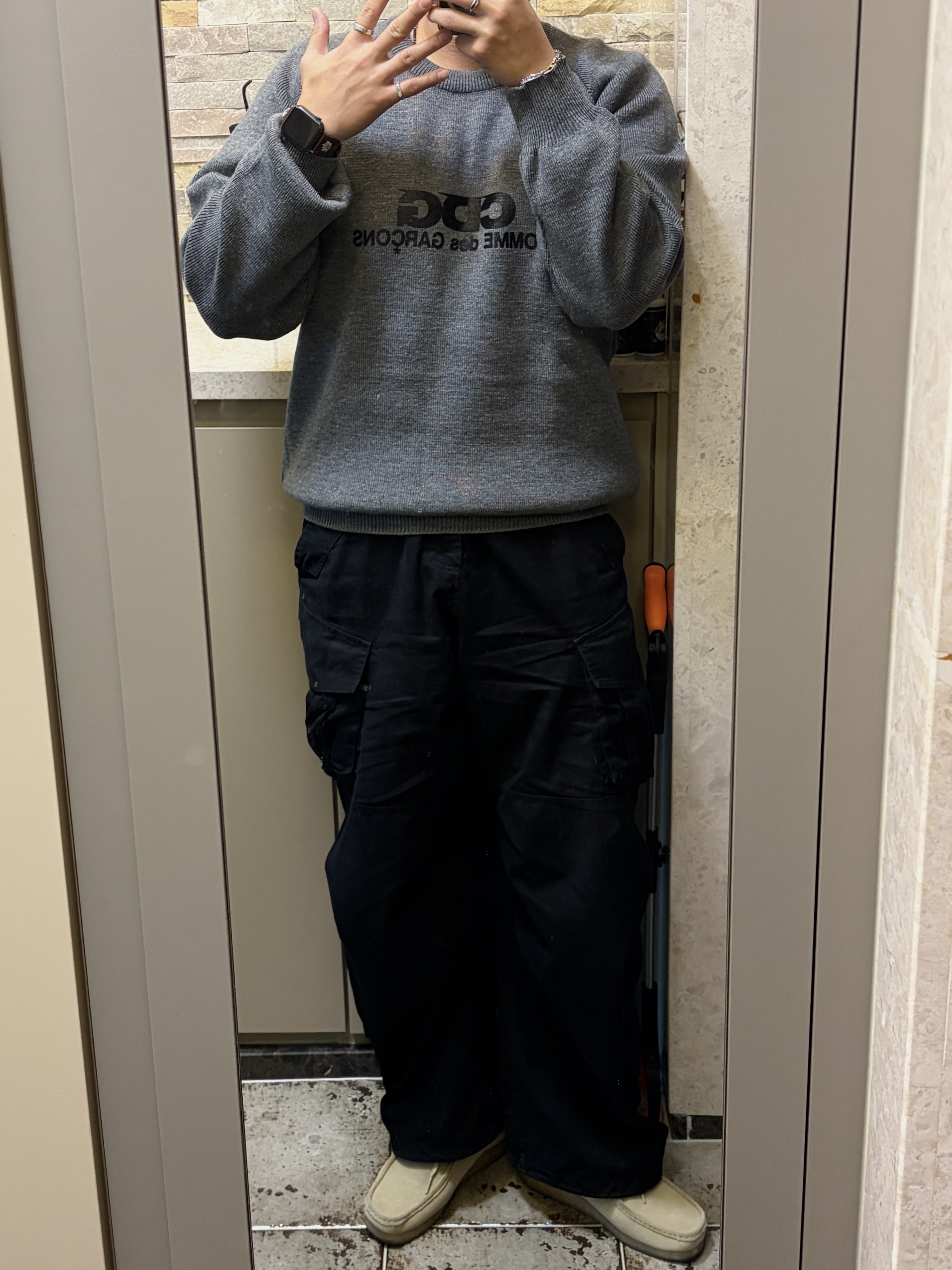 CDG Round Neck School Pullover Grey, Flavorism VTG Washed Cargo Pants Black 착용 스타일 - 2