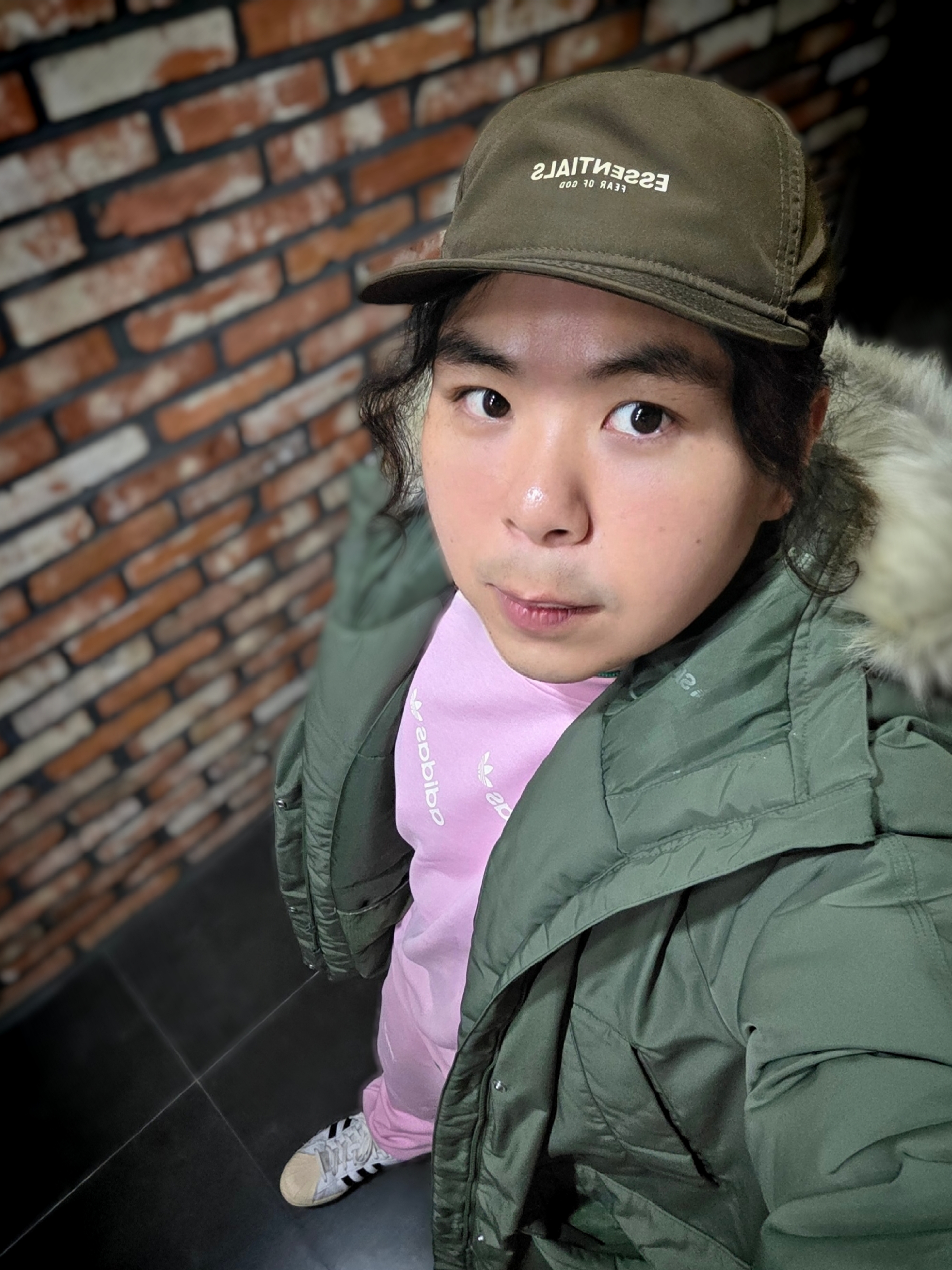Adidas x Taegeukdang Superstar White Black, Essentials x New Era Retro Crown Strapback Brown 착용 스타일 - 3