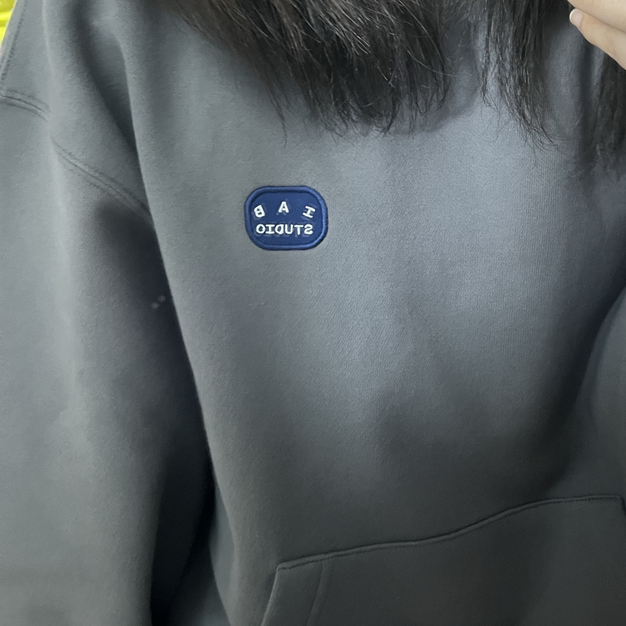 IAB Studio IAB Patch Hoodie Gray 착용 스타일