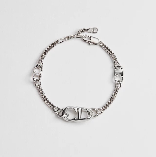 Dior CD Icon Slim Chain Link Bracelet Silver Finish Brass Silver, Dior Clover Key Ring Smooth Calfskin And Antique Silver Finish Brass Bright Green Antique Silver 착용 스타일 - 1