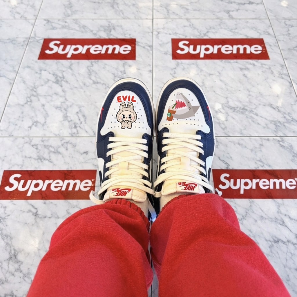 Supreme Small Box Sweatpant Red - 24FW, Jordan 1 Retro Low OG Gym Red and Midnight Navy 착용 스타일 - 1