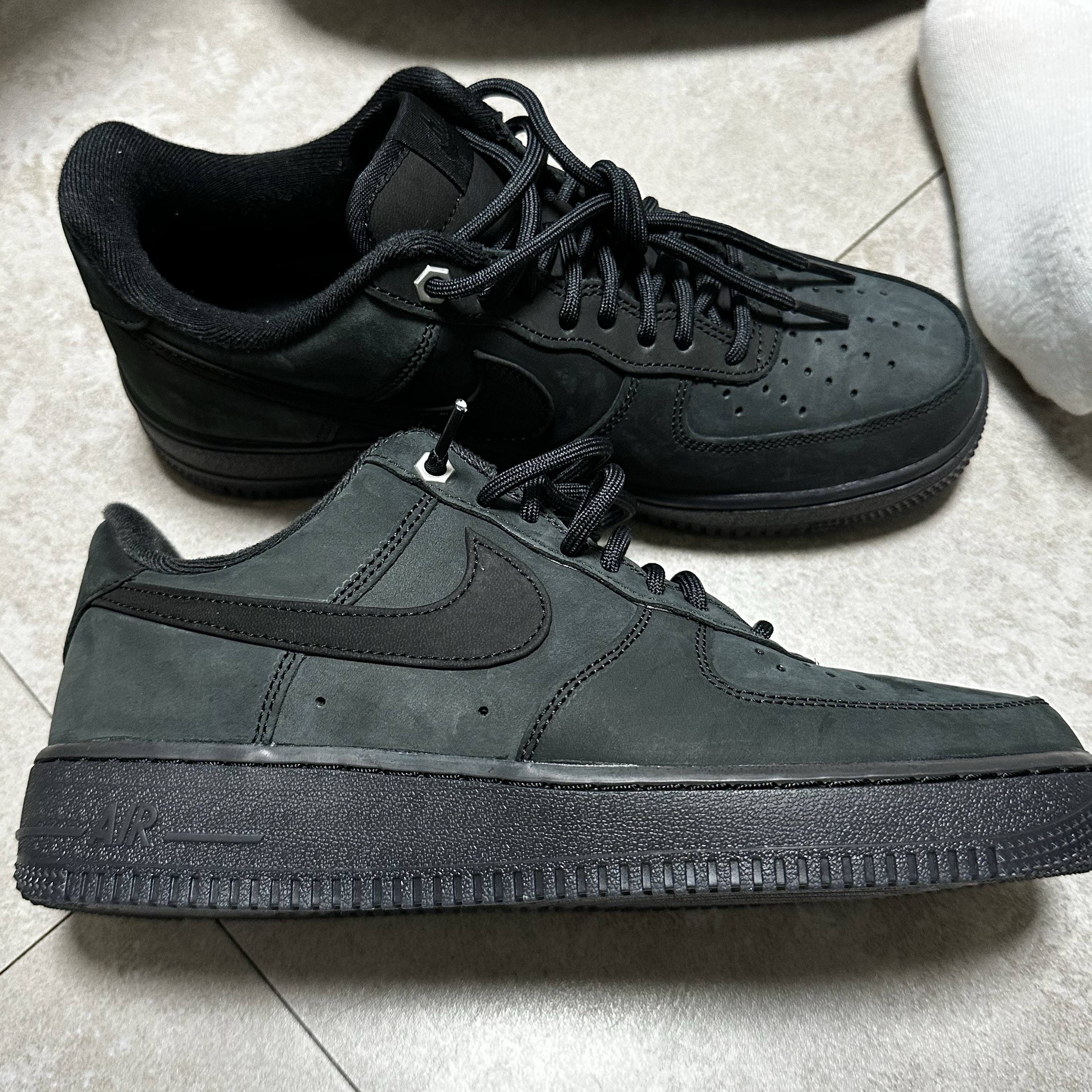 Nike Air Force 1 '07 WB Black 착용 스타일 - 2