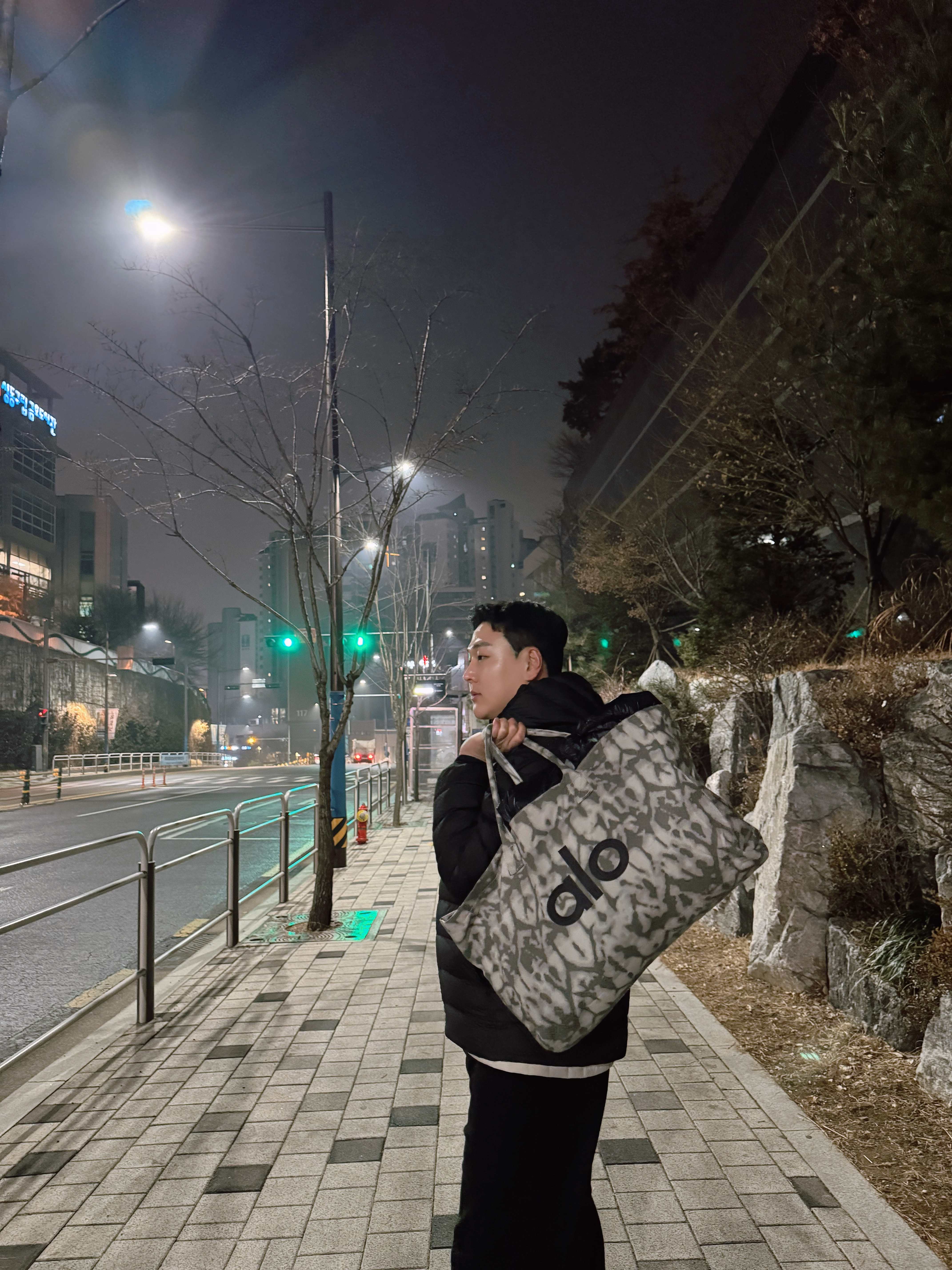 Alo Yoga Iconic Shopper Tote Bag Grey Tiedye, Musinsa Standard City Leisure Hooded Light Down Jacket Black 착용 스타일 - 1
