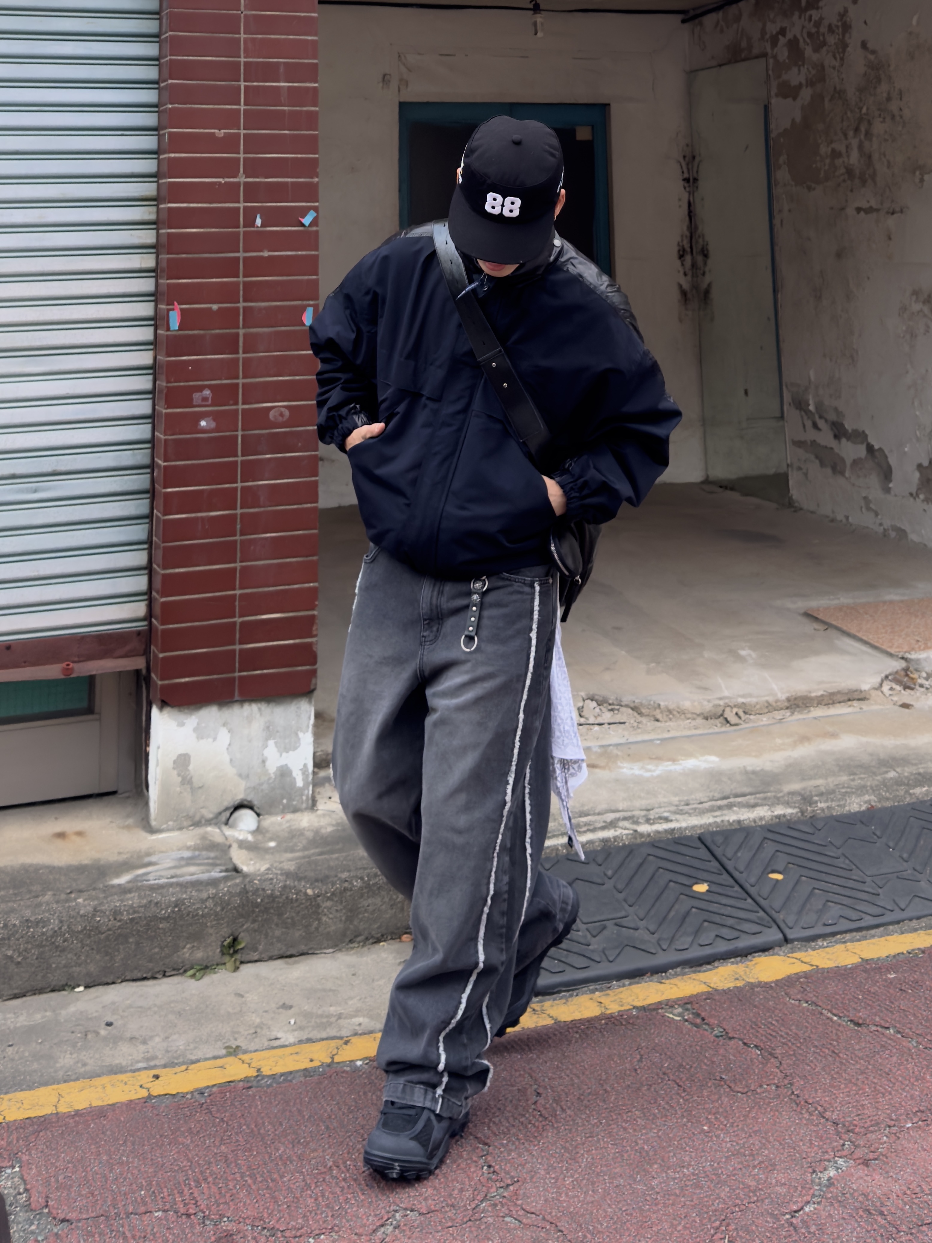 Balenciaga Defender Sneakers Black 착용 스타일 - 1
