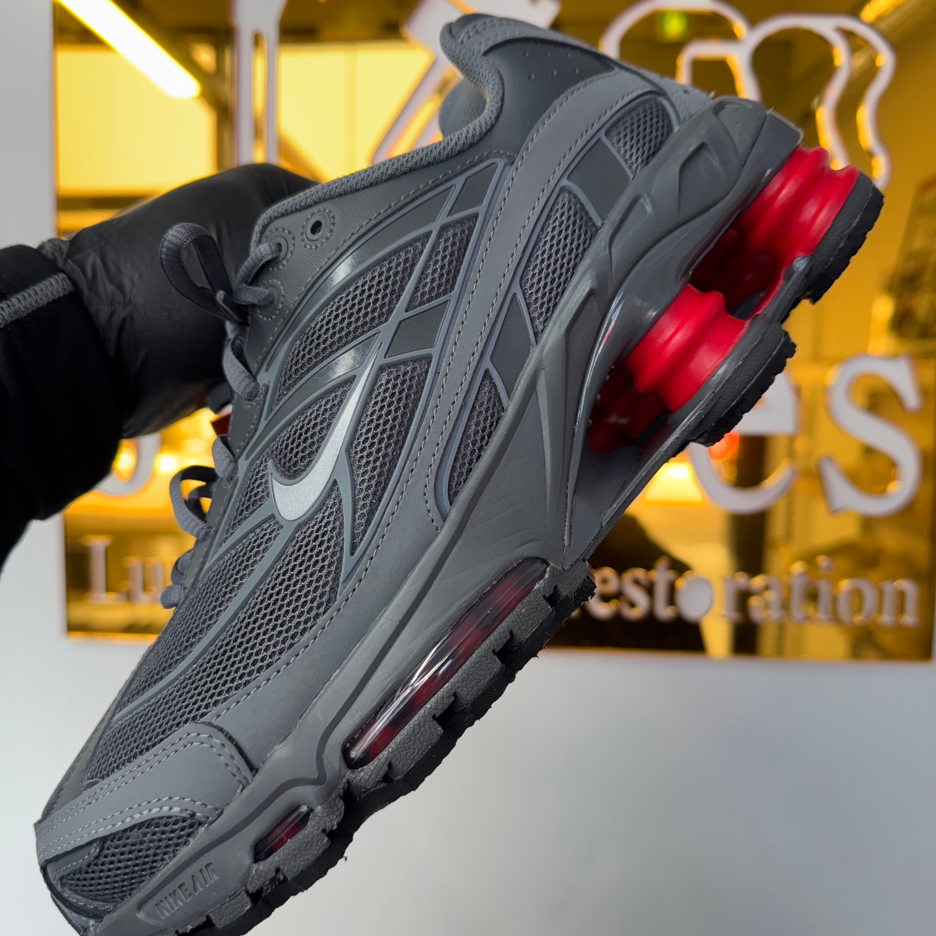 Nike Shox Ride 2 Smoke Grey University Red 착용 스타일 - 2