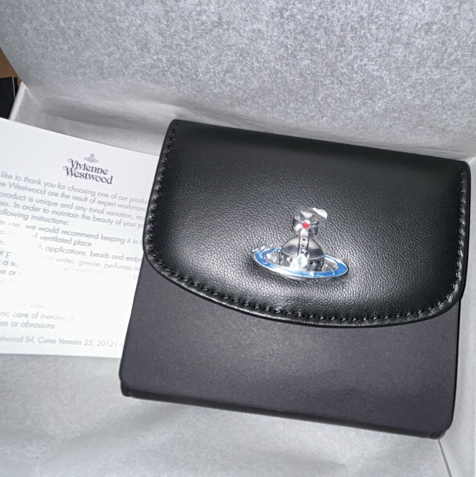 Vivienne Westwood Orb Small Bi-Fold Wallet Black 착용 스타일