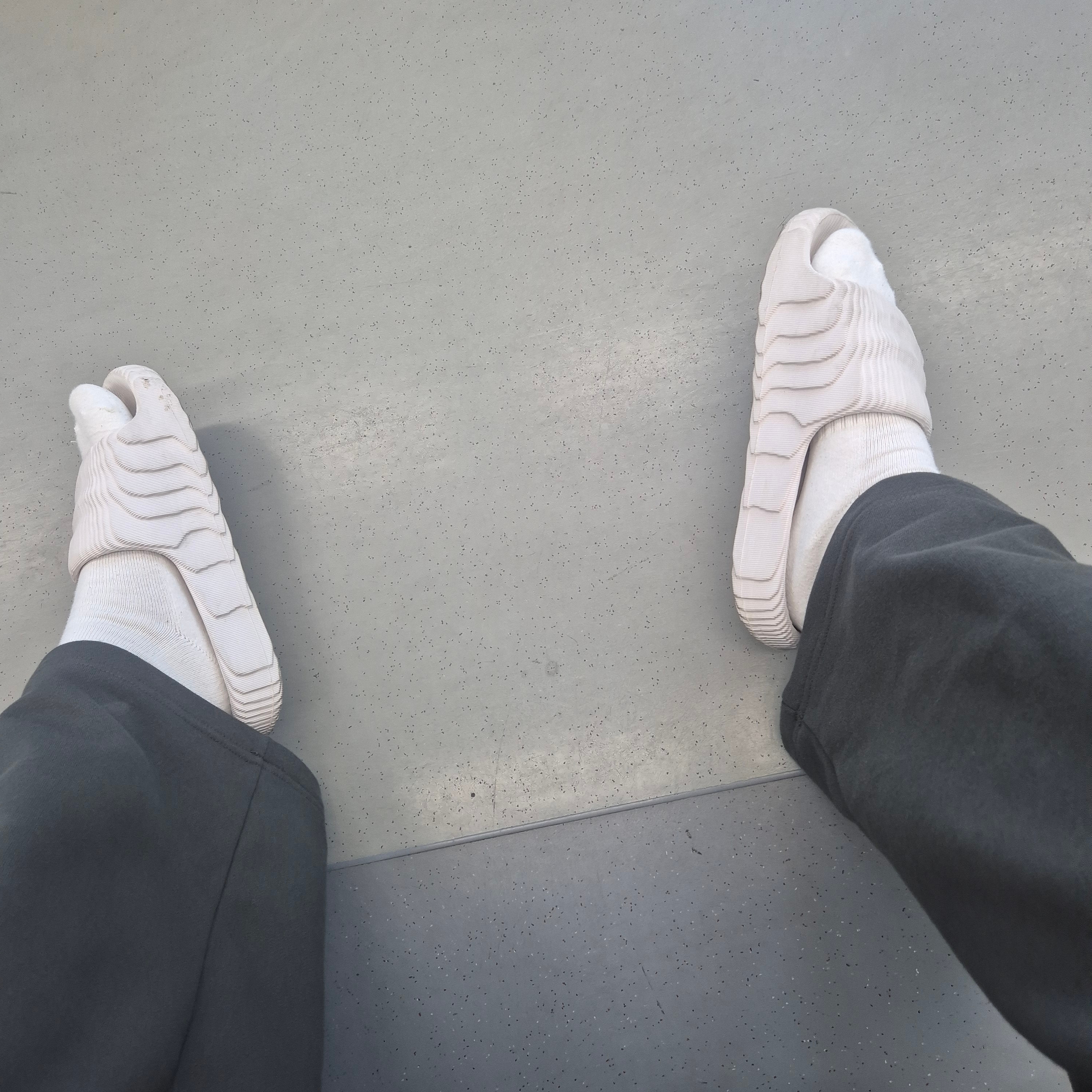 Adidas Adilette 22 Crystal White 착용 스타일