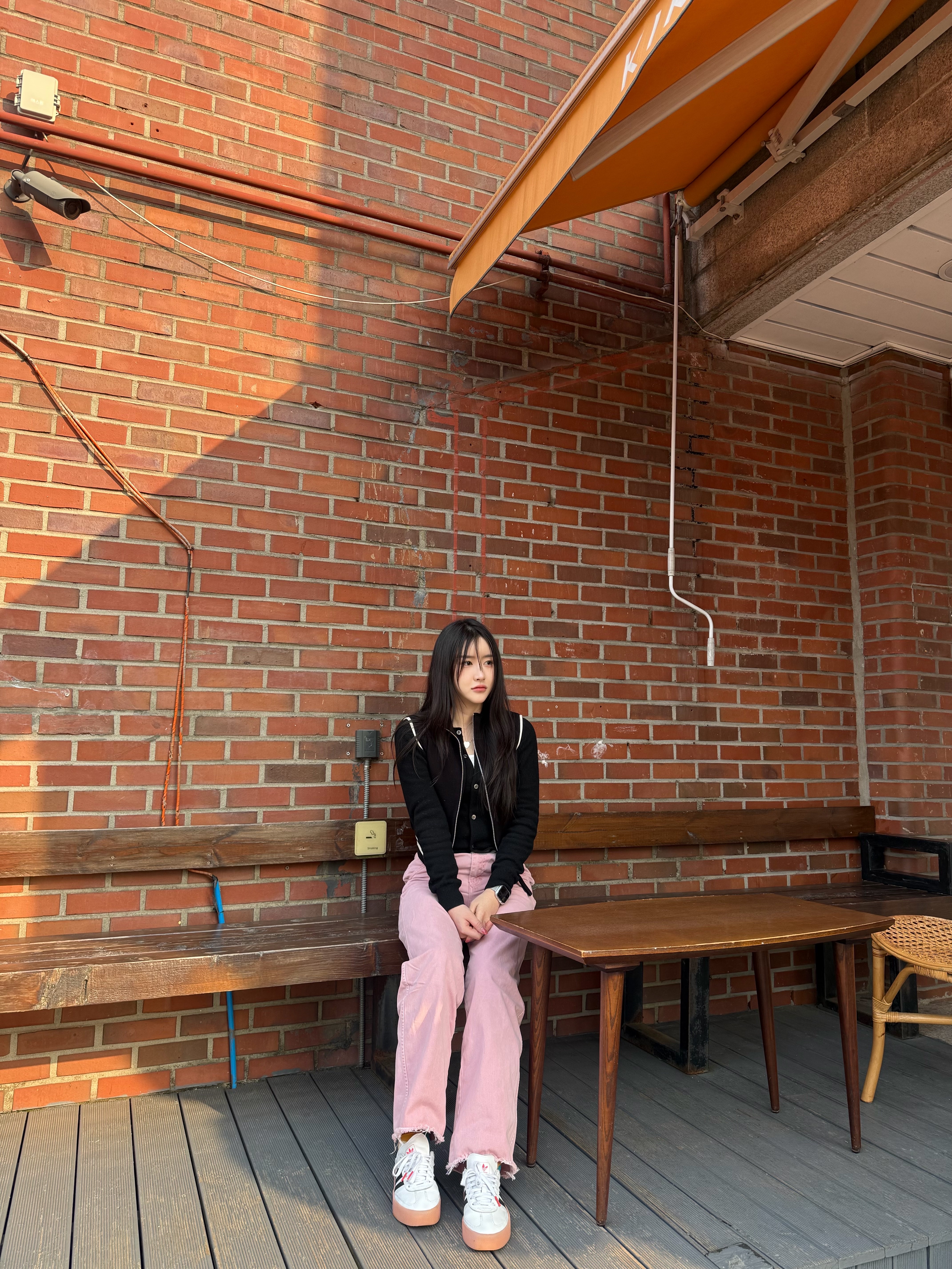(W) Adidas Sambarose White Pink, (W) Matin Kim Spell Point Stripe Knit Vest Black 착용 스타일 - 1