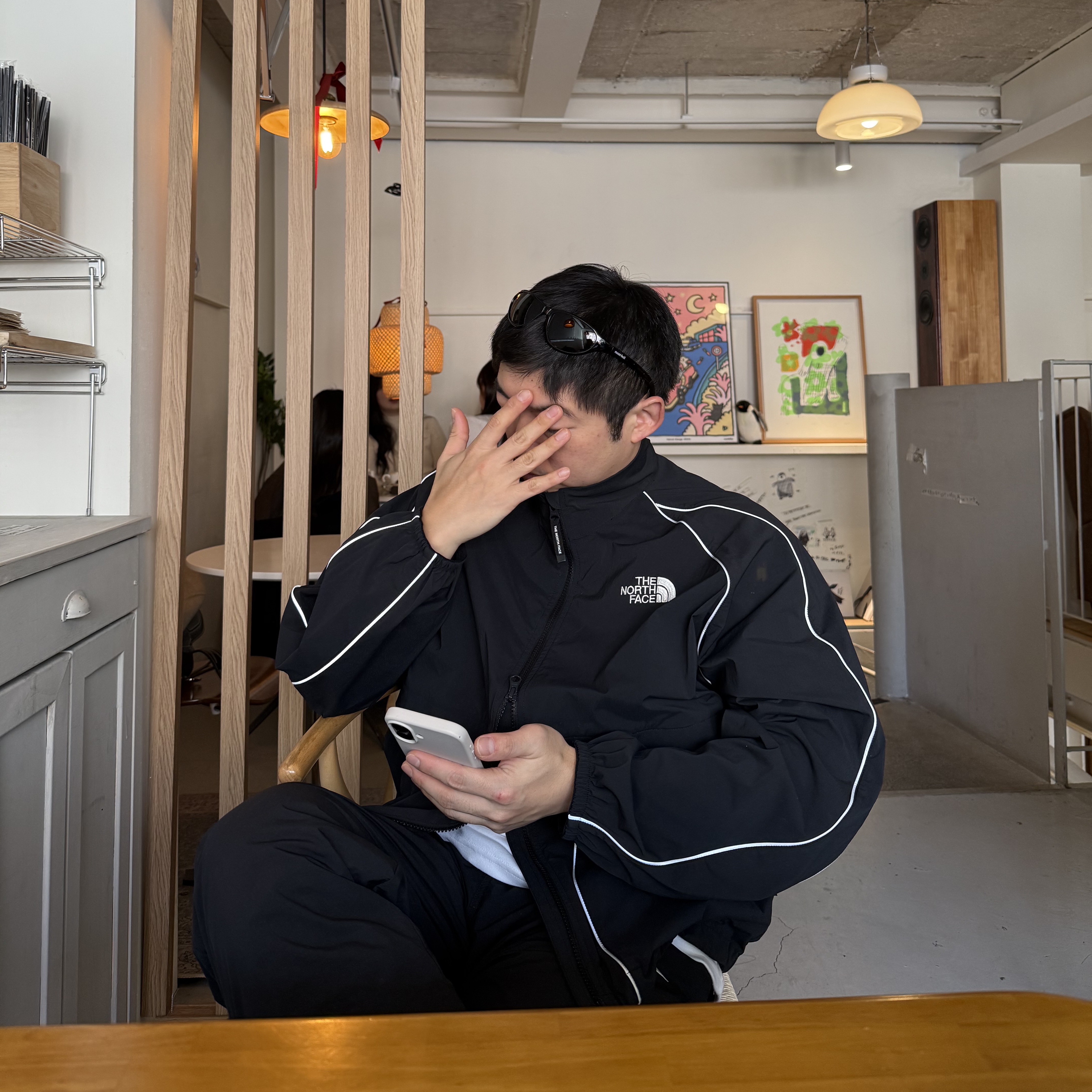 Montbell Trekking Glasses Black Grey, Apple iPhone 16 256GB Black (Korean Ver.) 착용 스타일