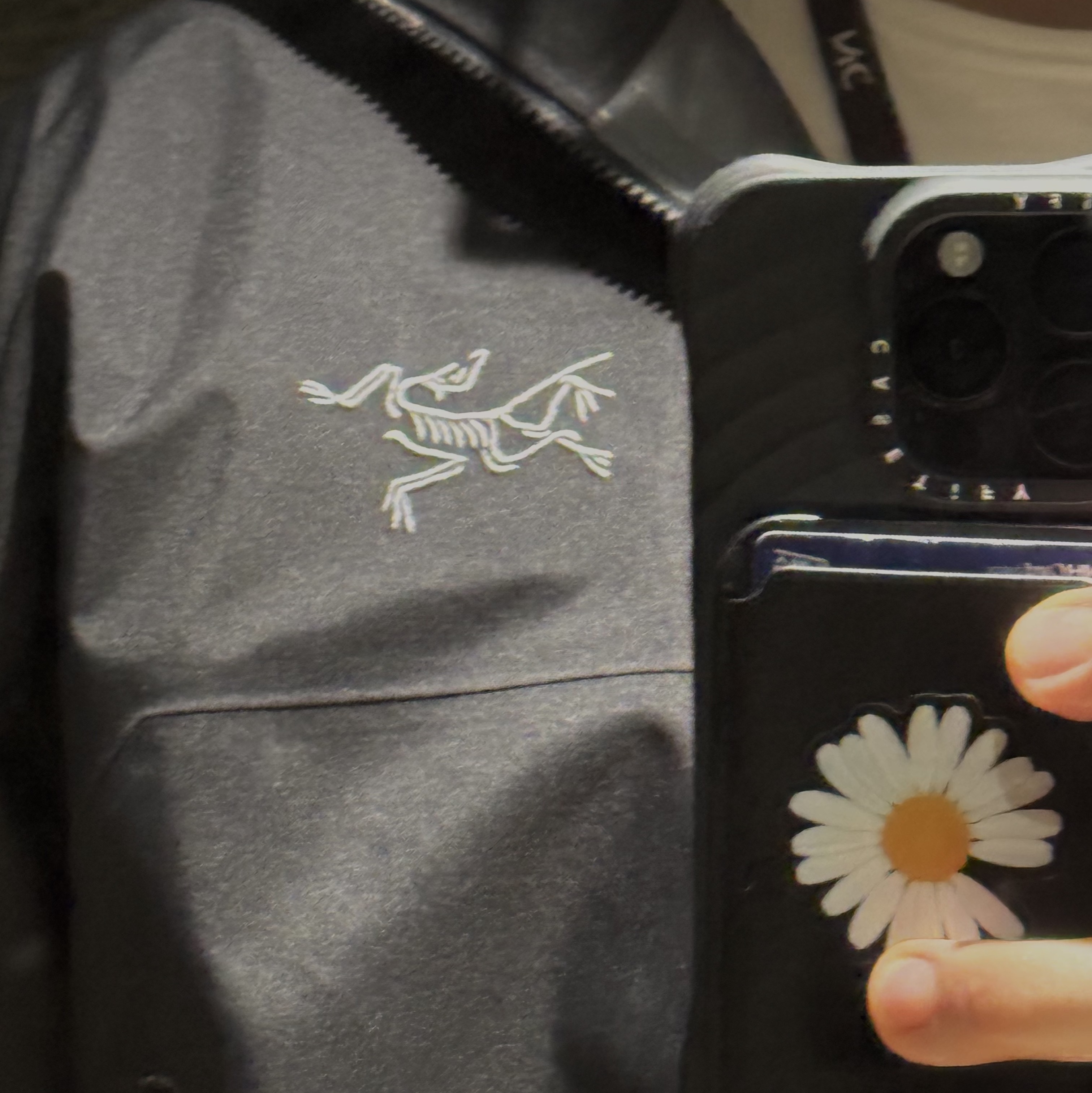 Arc'teryx Beta Jacket Black, Casetify iPhone MagSafe Ripple Case Black 착용 스타일