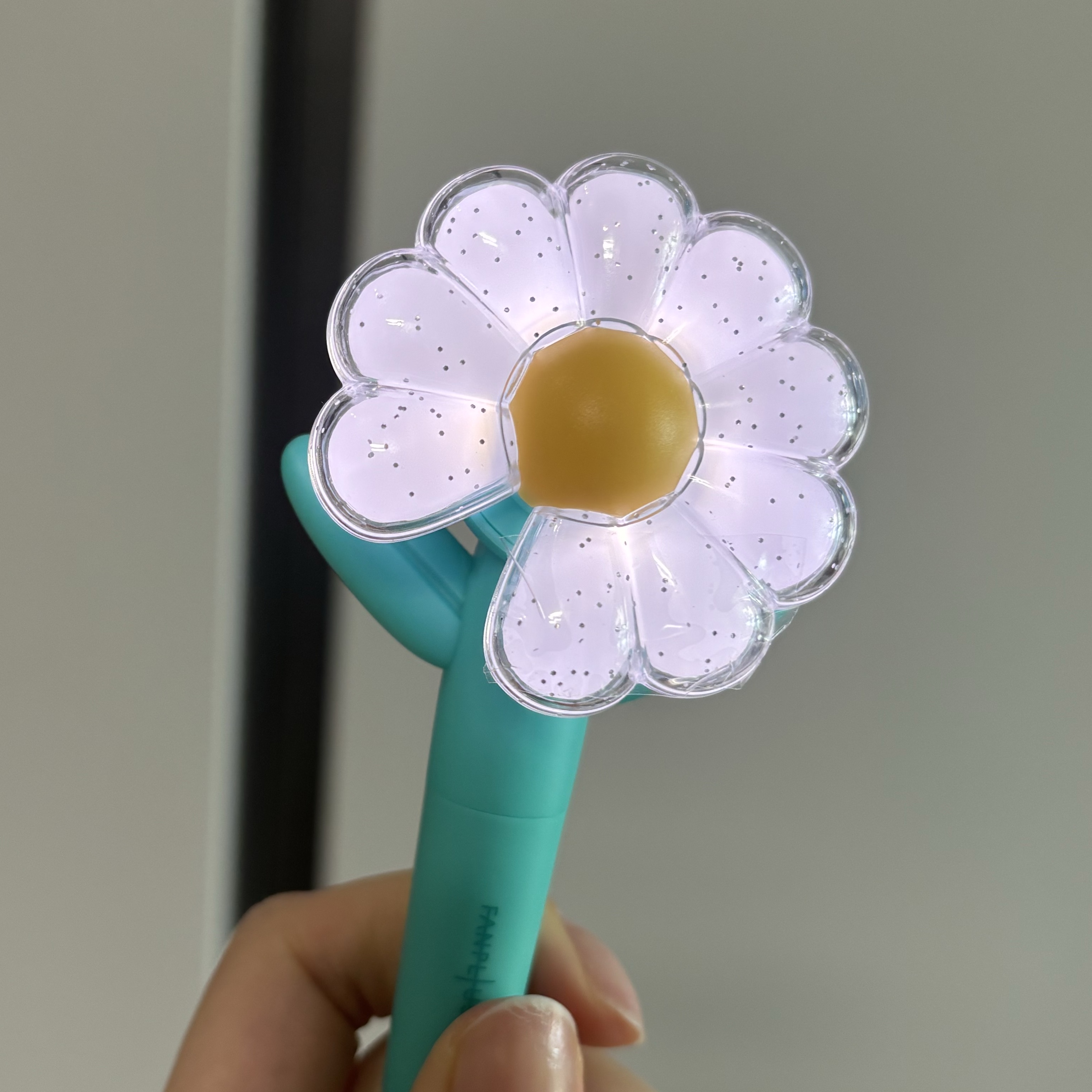 G-DRAGON Ubermensch Official Mini Light Keyring Mint 착용 스타일 - 2
