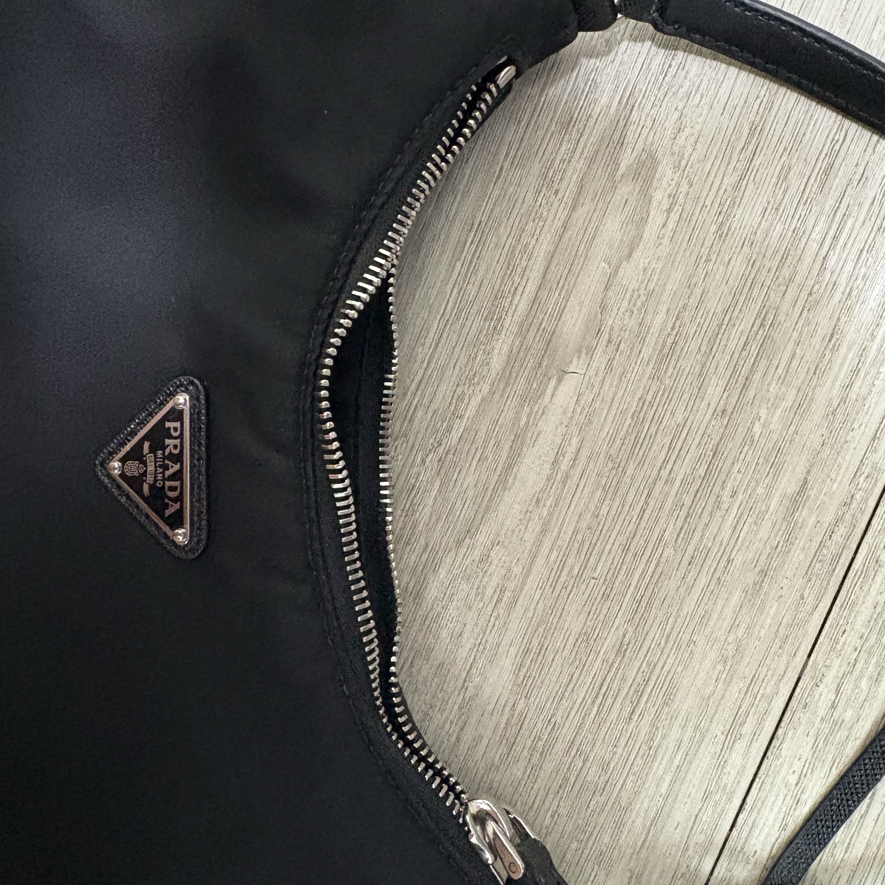 Prada Re-Edition 2005 Re-Nylon Mini Hobo Bag Black 착용 스타일 - 2