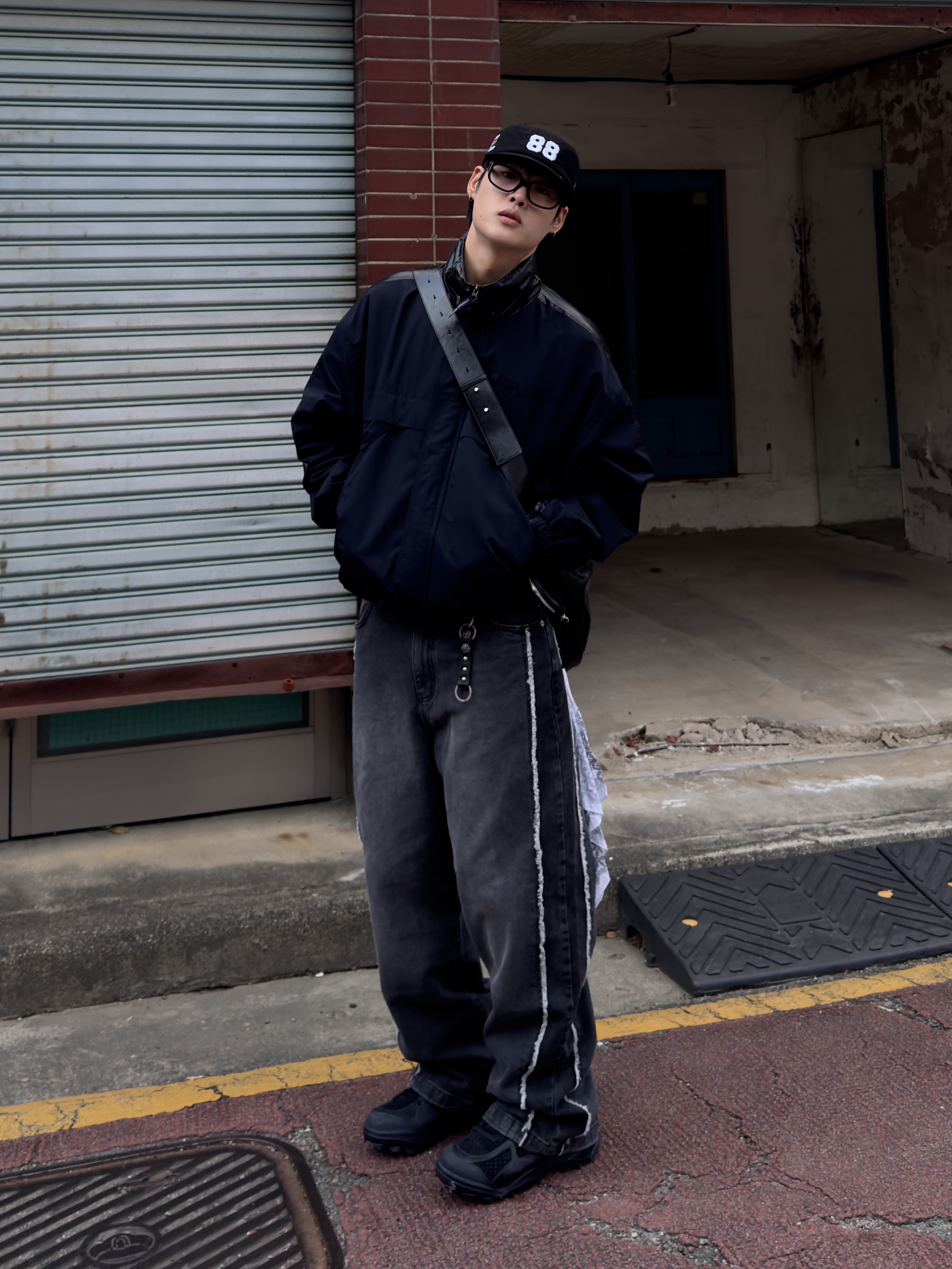 Balenciaga Defender Sneakers Black 착용 스타일 - 2