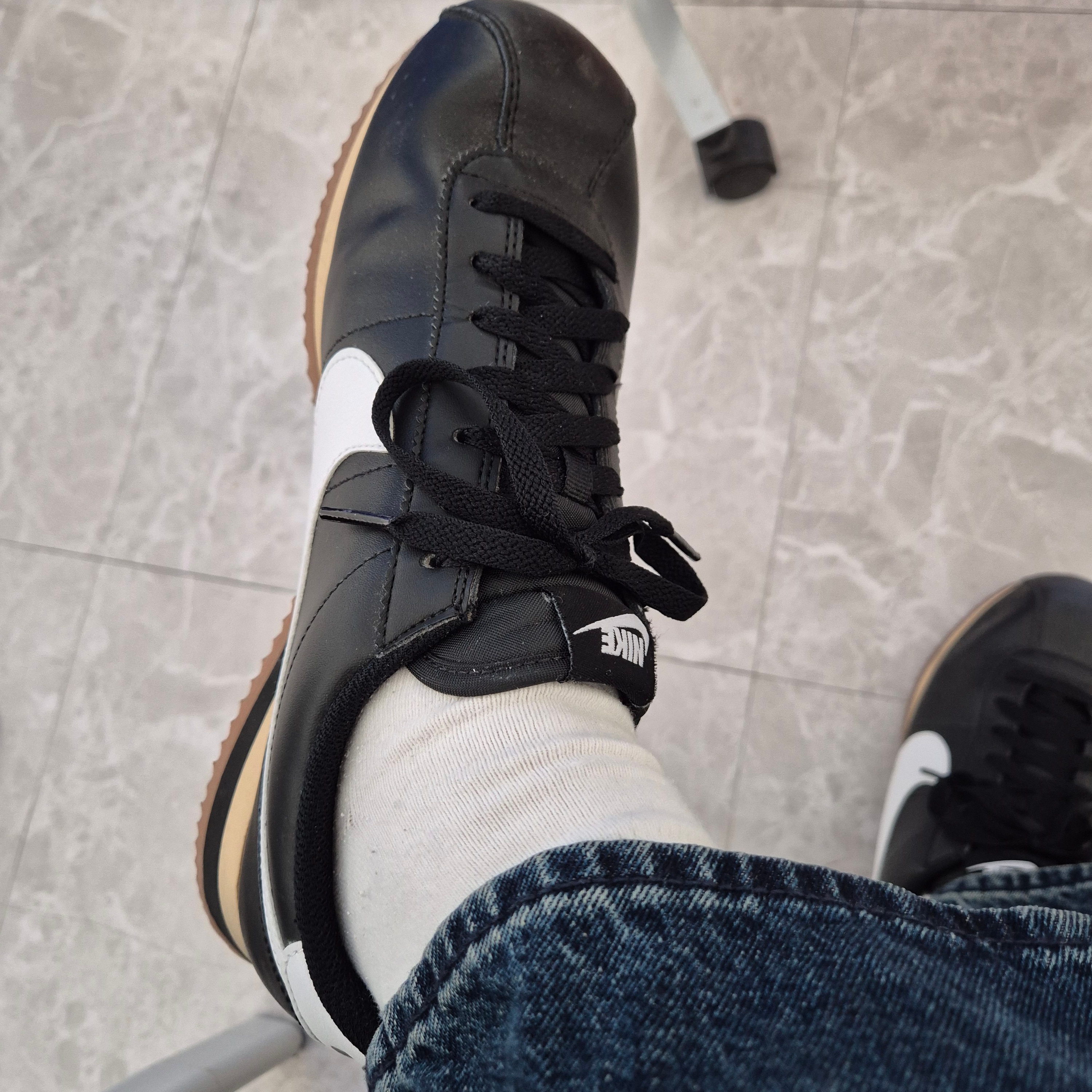 Nike Cortez Leather Black Gum Medium Brown 착용 스타일