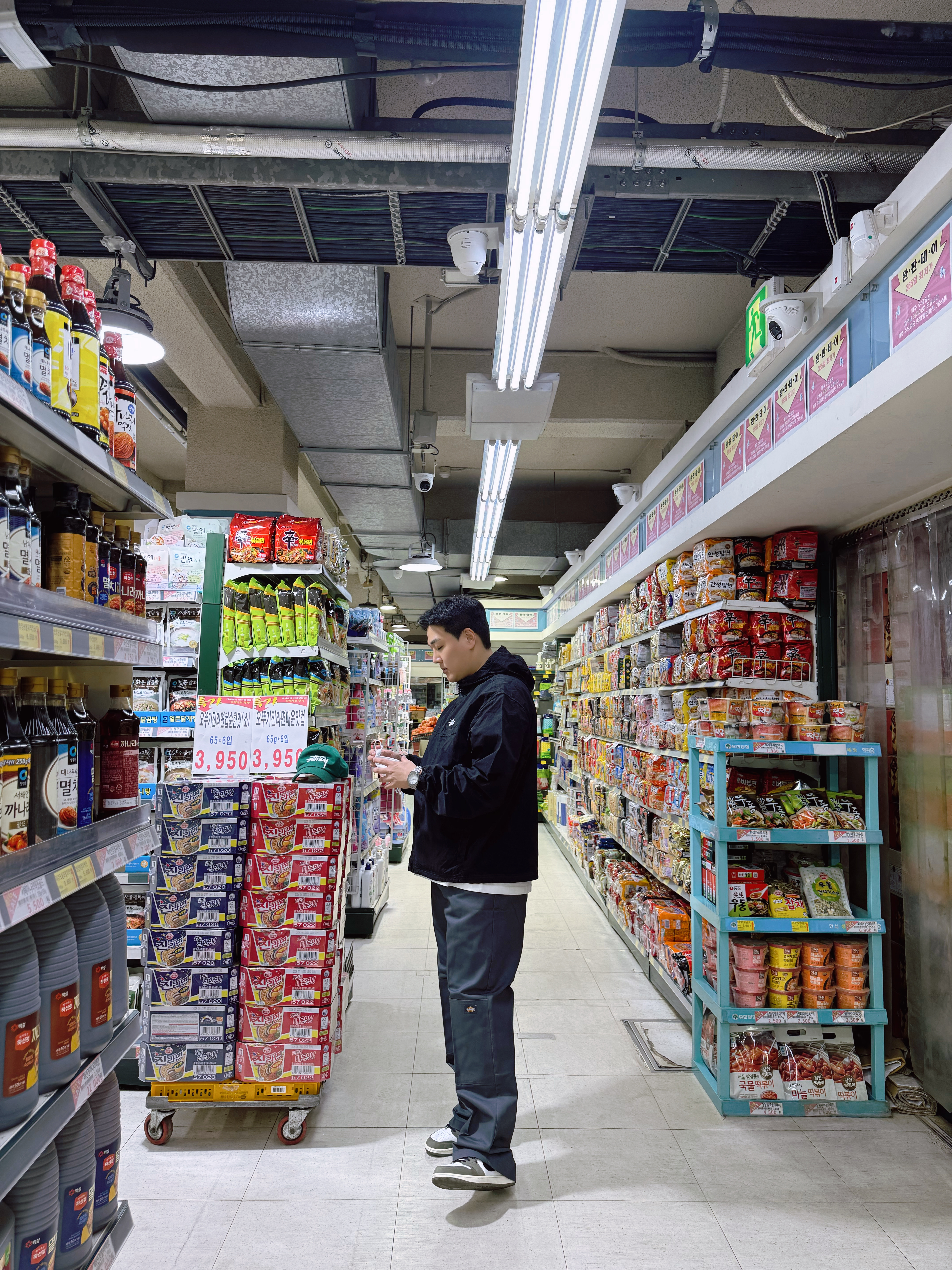 Stussy Lightweight Hooded Jacket Black, Jordan 1 Retro Low OG Medium Olive and Summit White 착용 스타일 - 5