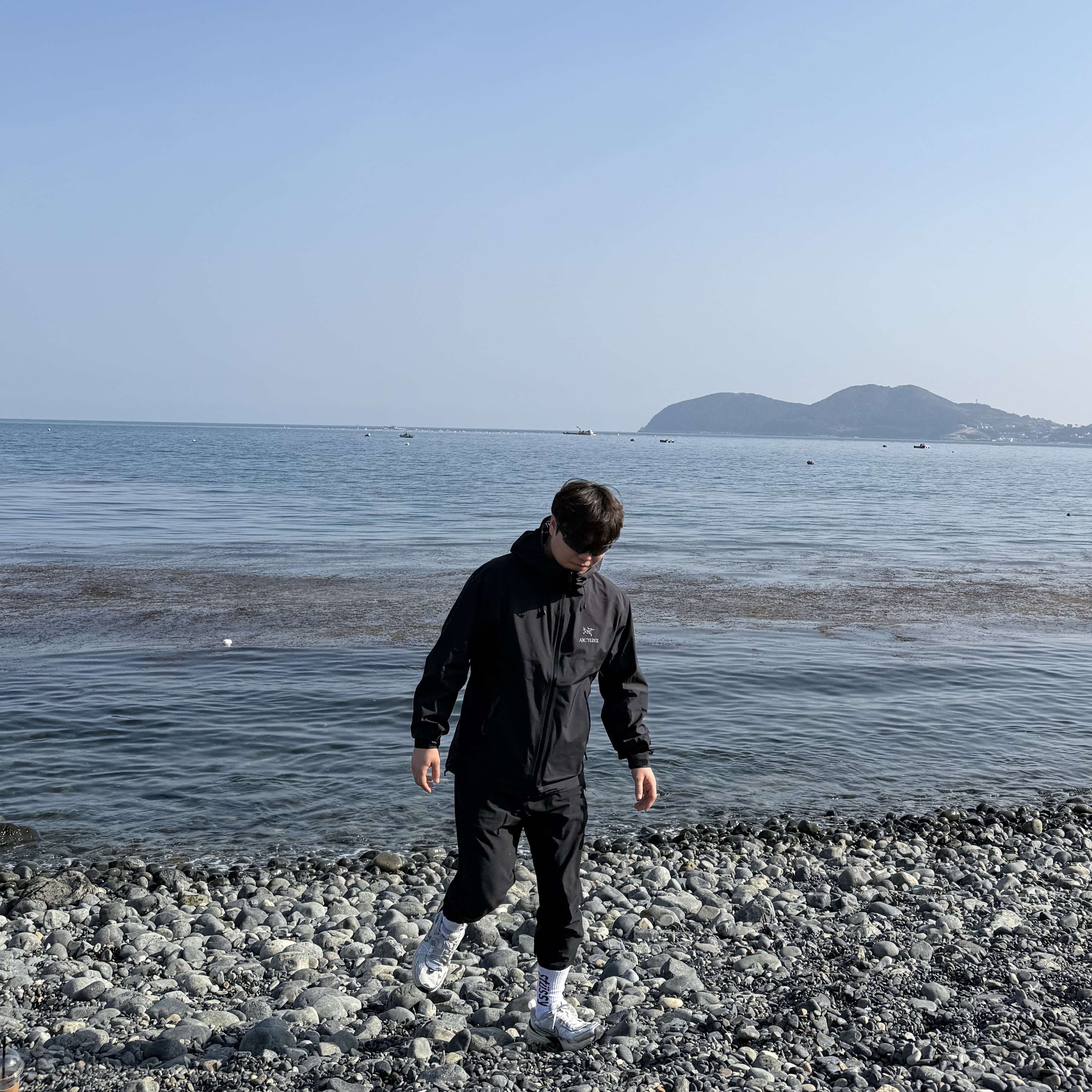 Arc'teryx Beta LT Jacket Black, Nike V2K Run Summit White Metallic Silver 착용 스타일